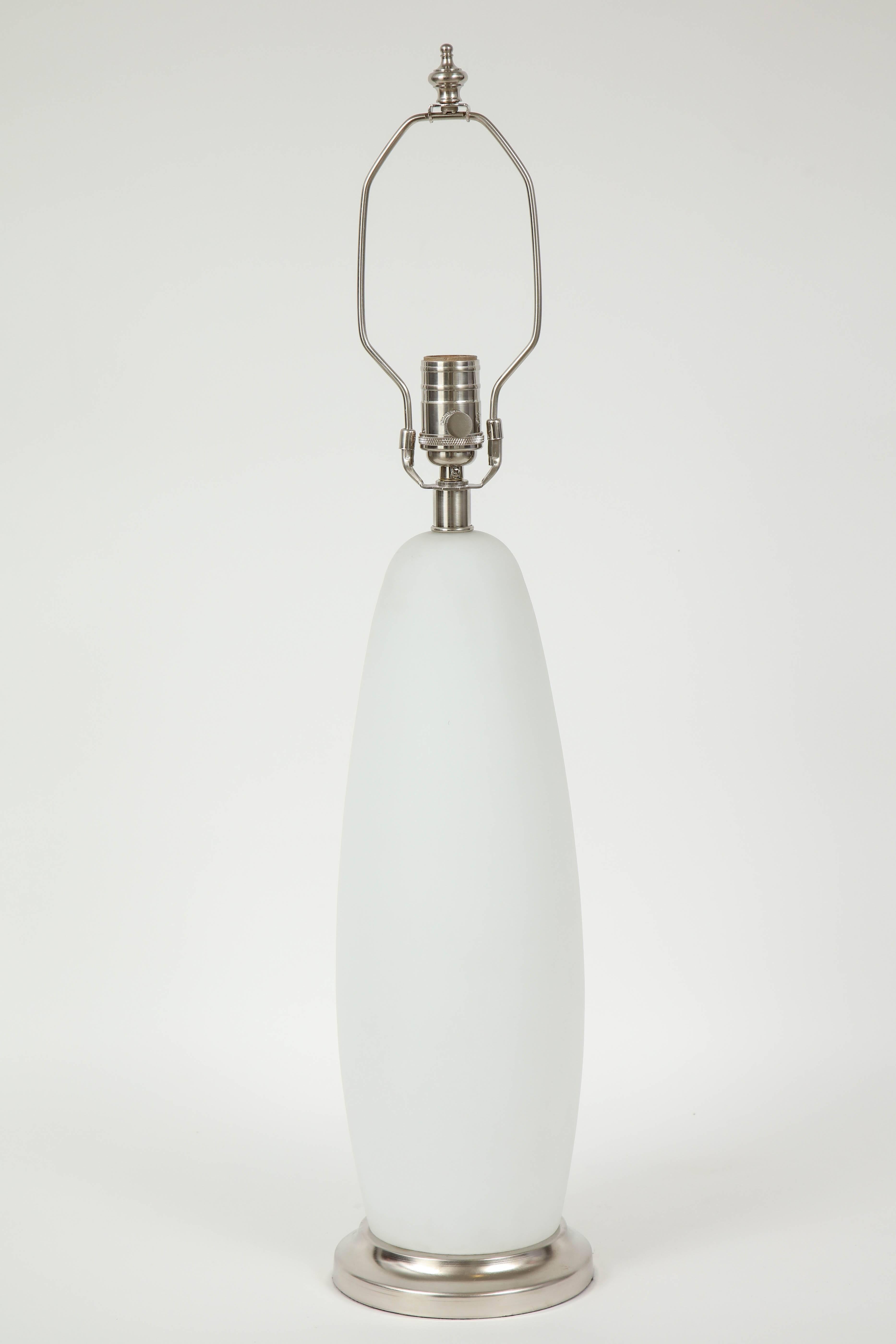 Ein Paar italienische Lampen aus weißem Muranoglas in Kugelform auf Sockeln aus gebürstetem Nickel. Das Glas hat eine verführerische matte/satinierte Oberfläche, die man nur selten sieht. Neu verdrahtet für den Einsatz in den USA mit