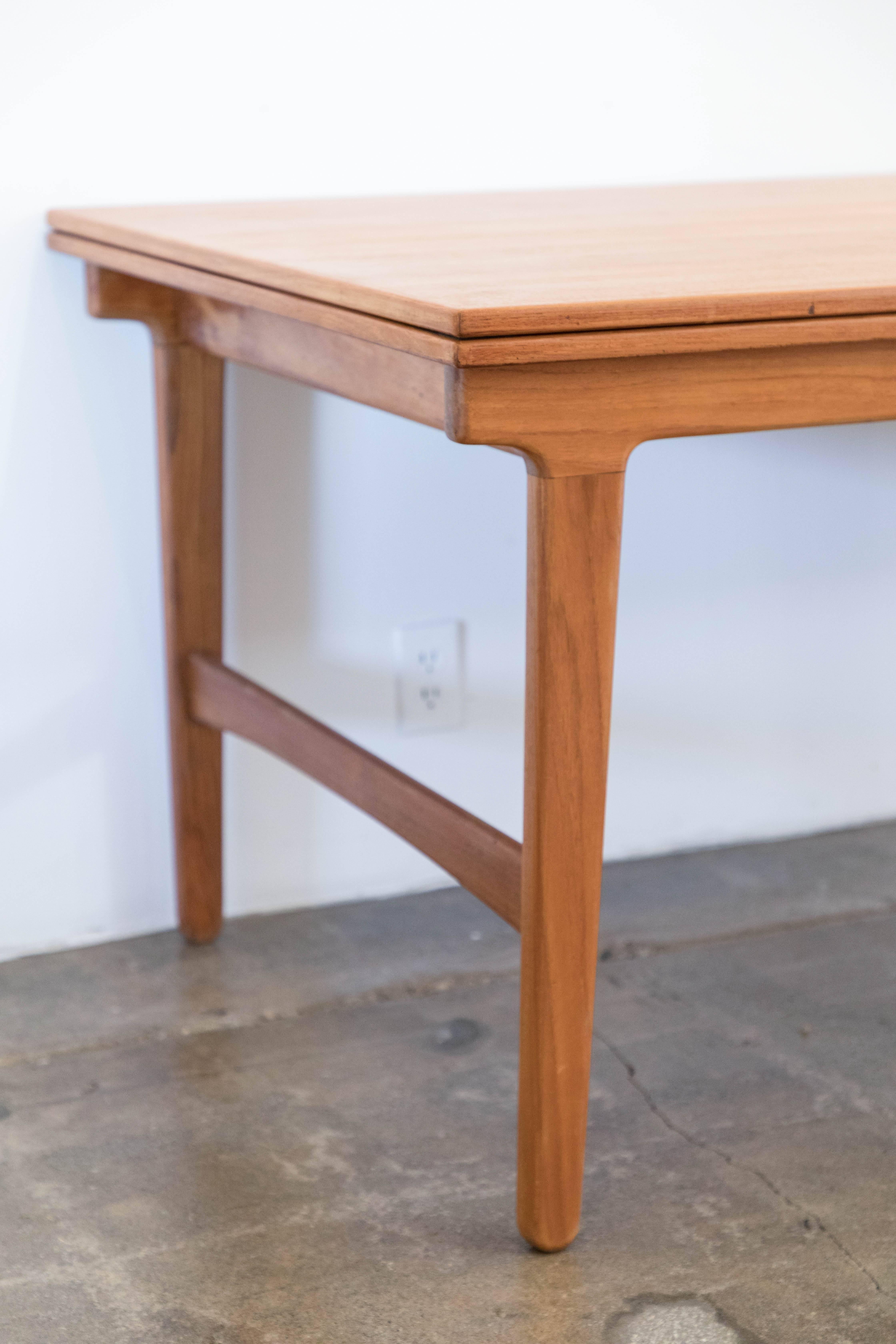 Danish expandable dining table In Good Condition For Sale In Santa Monica, CA