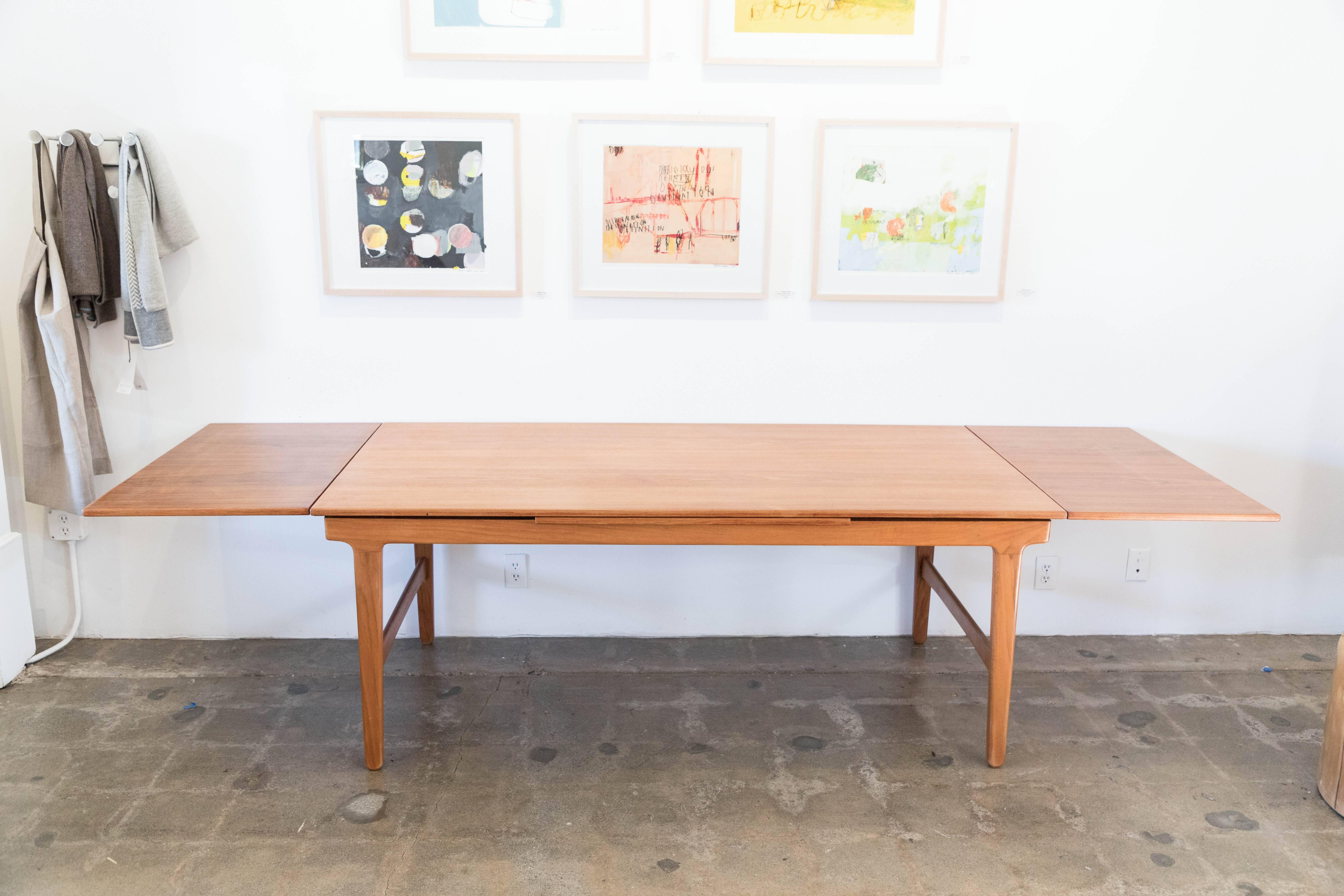 20th Century Danish expandable dining table For Sale