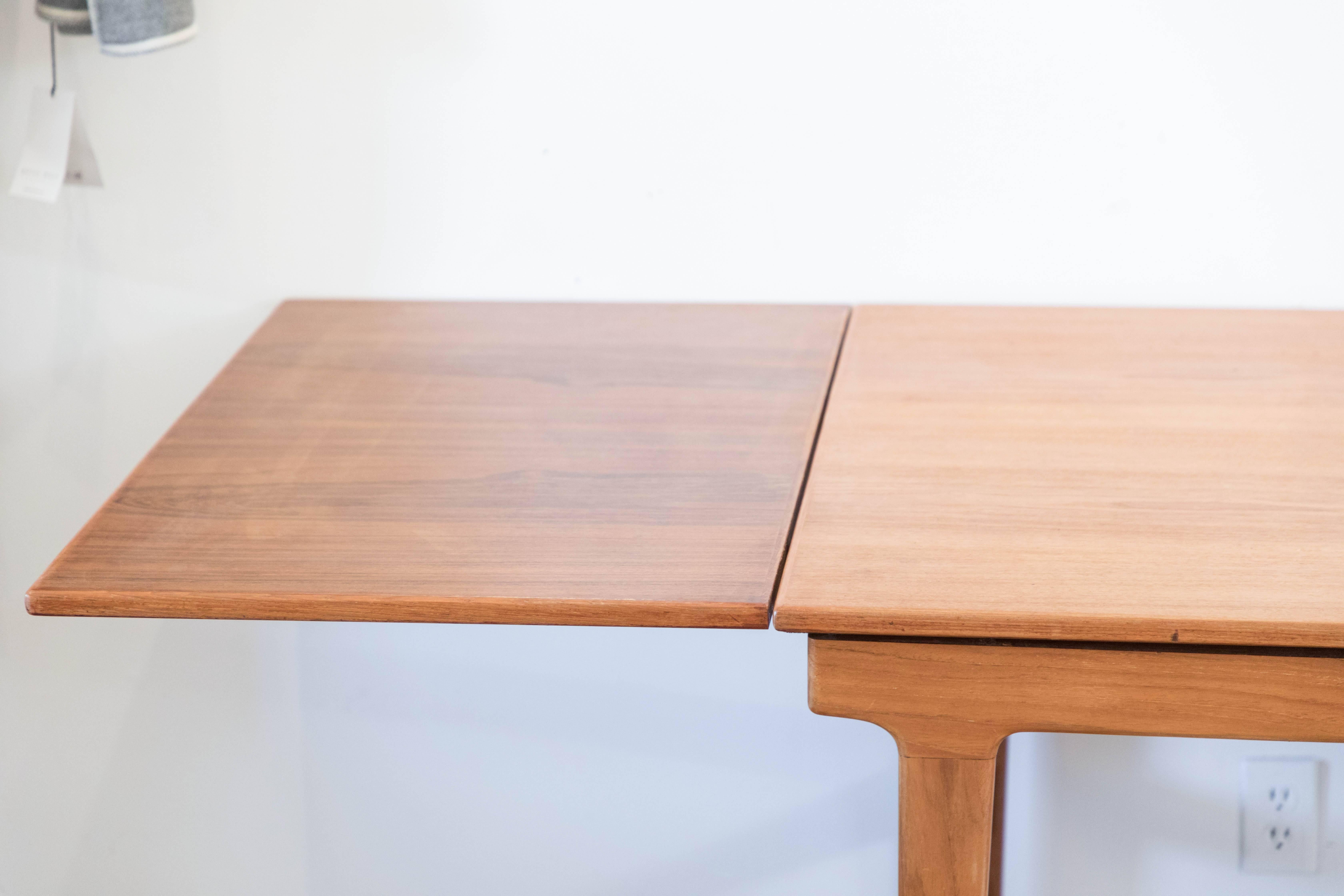 Teak Danish expandable dining table For Sale