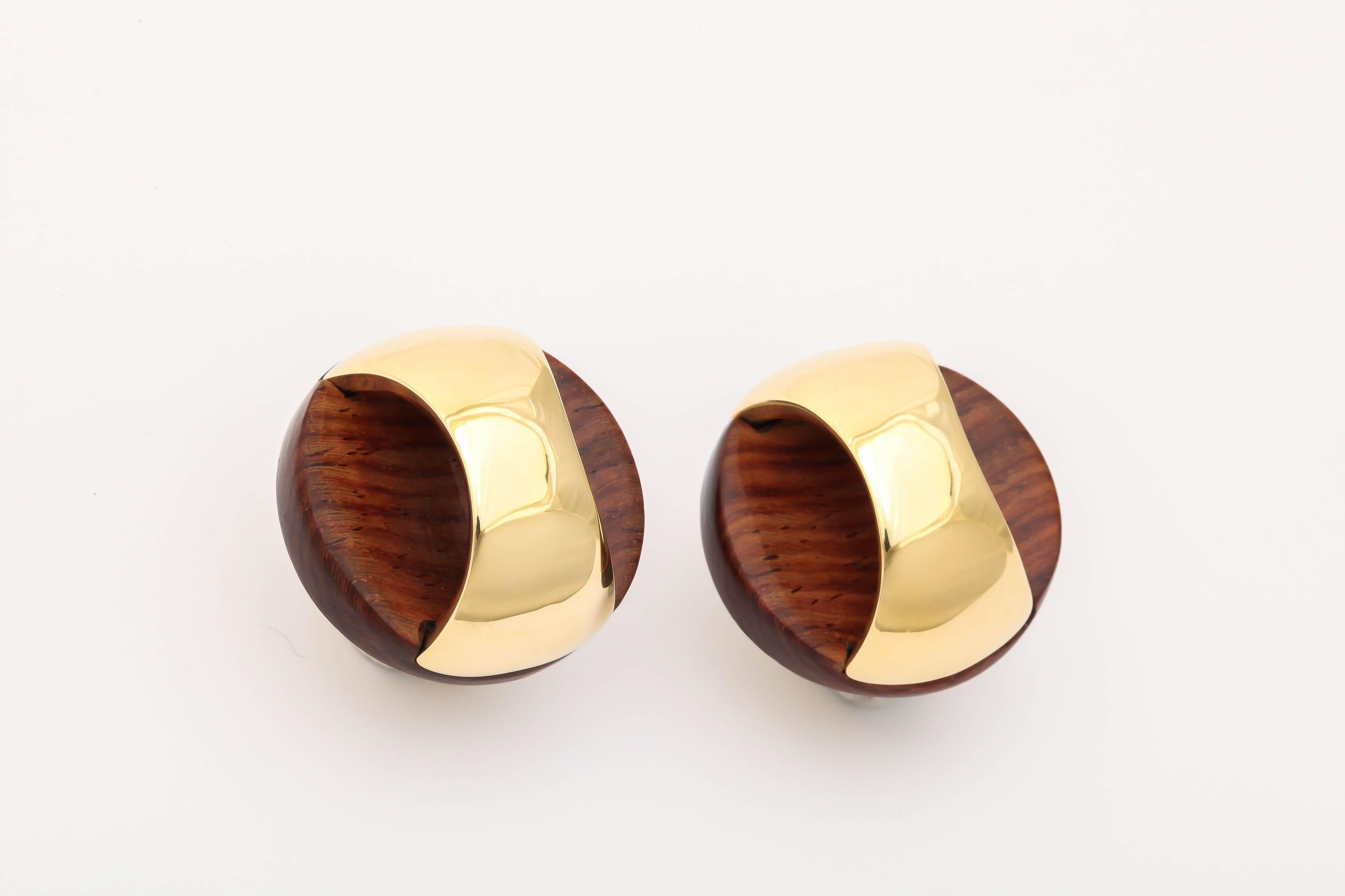 Circular concave wooden disc with 18k yellow gold bright polished embellishment.
Post clip closure

