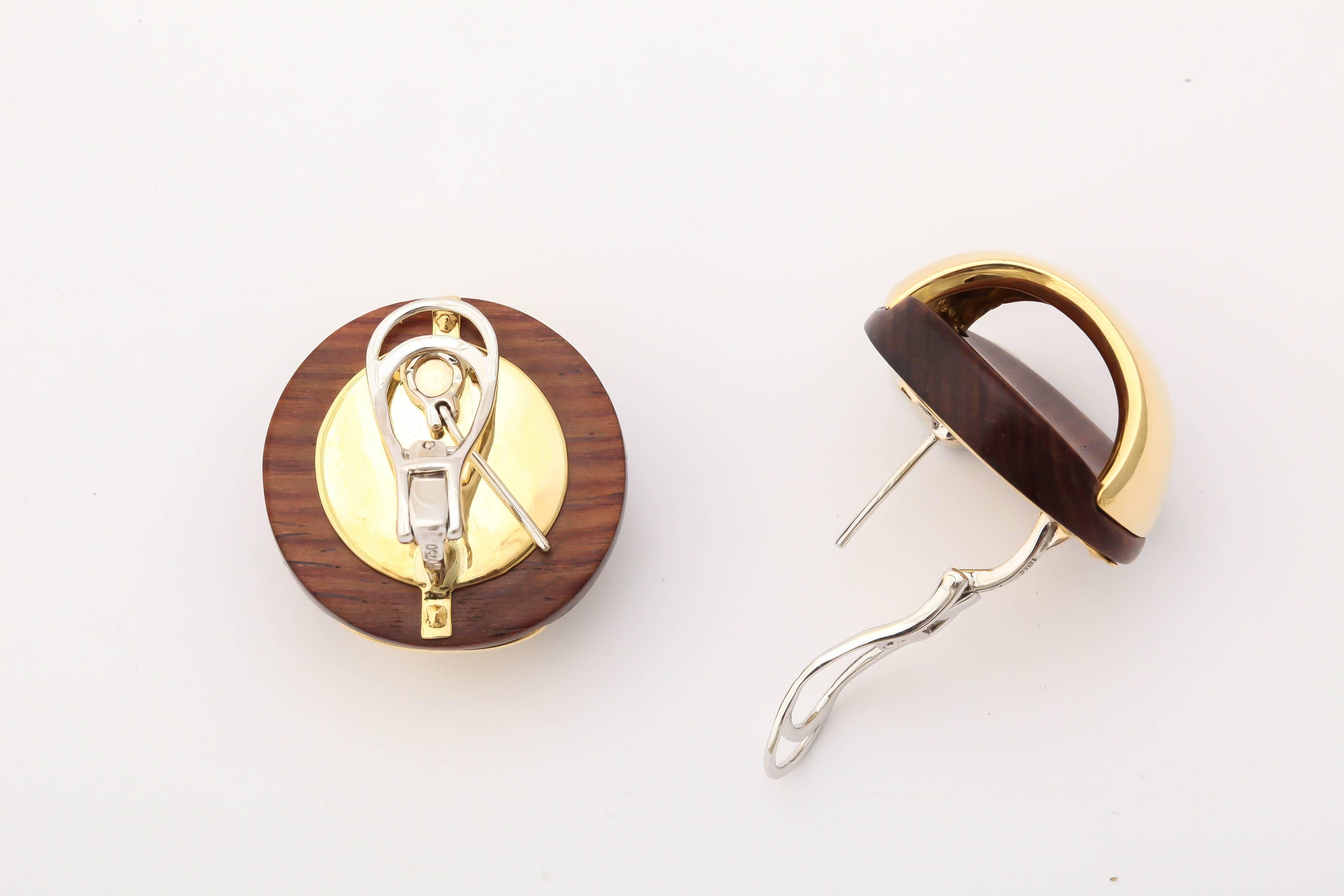  Runde Ohrringe aus Gold und Holz  im Zustand „Neu“ im Angebot in New York, NY