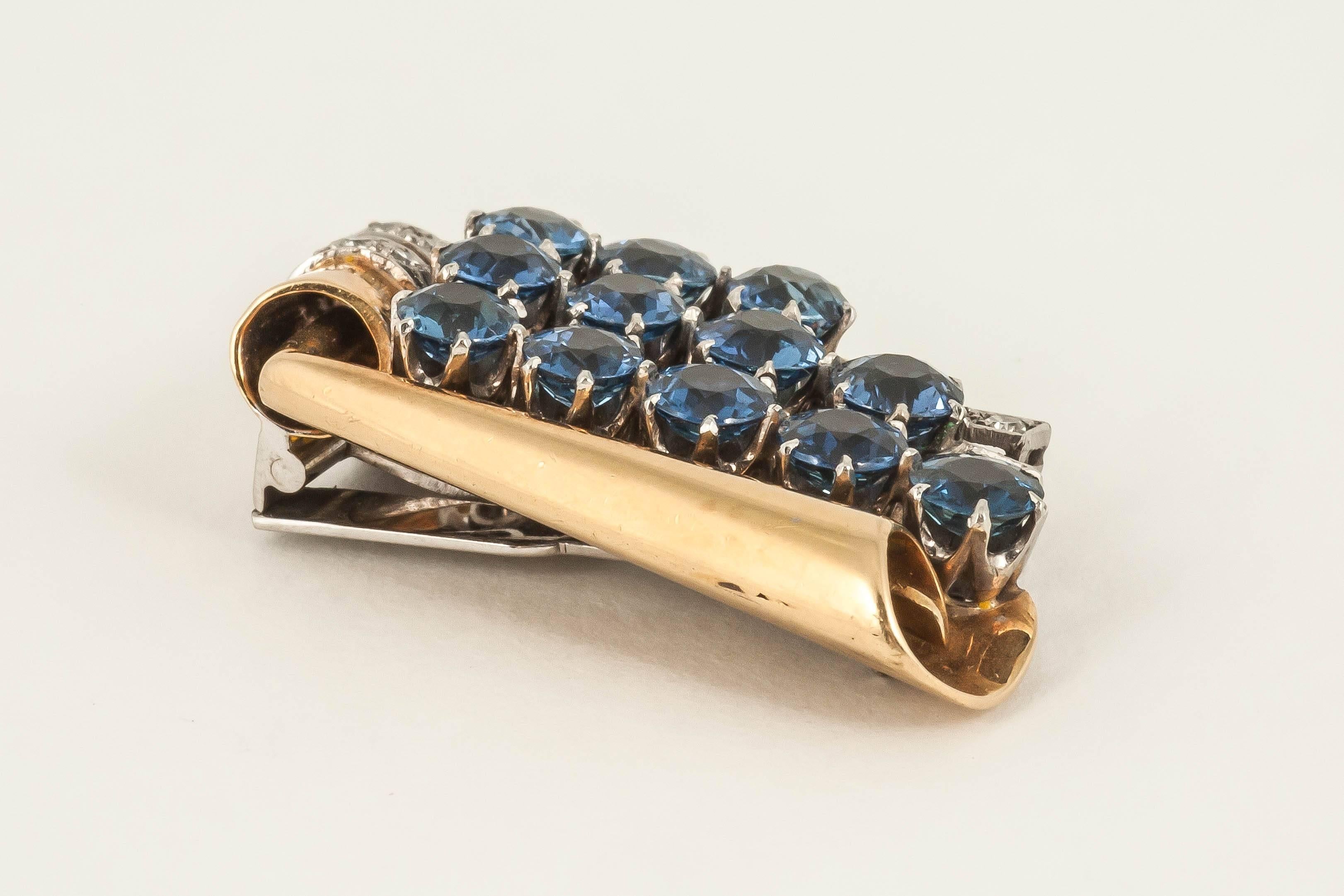 1940s English sapphire diamond gold clip brooch For Sale 4