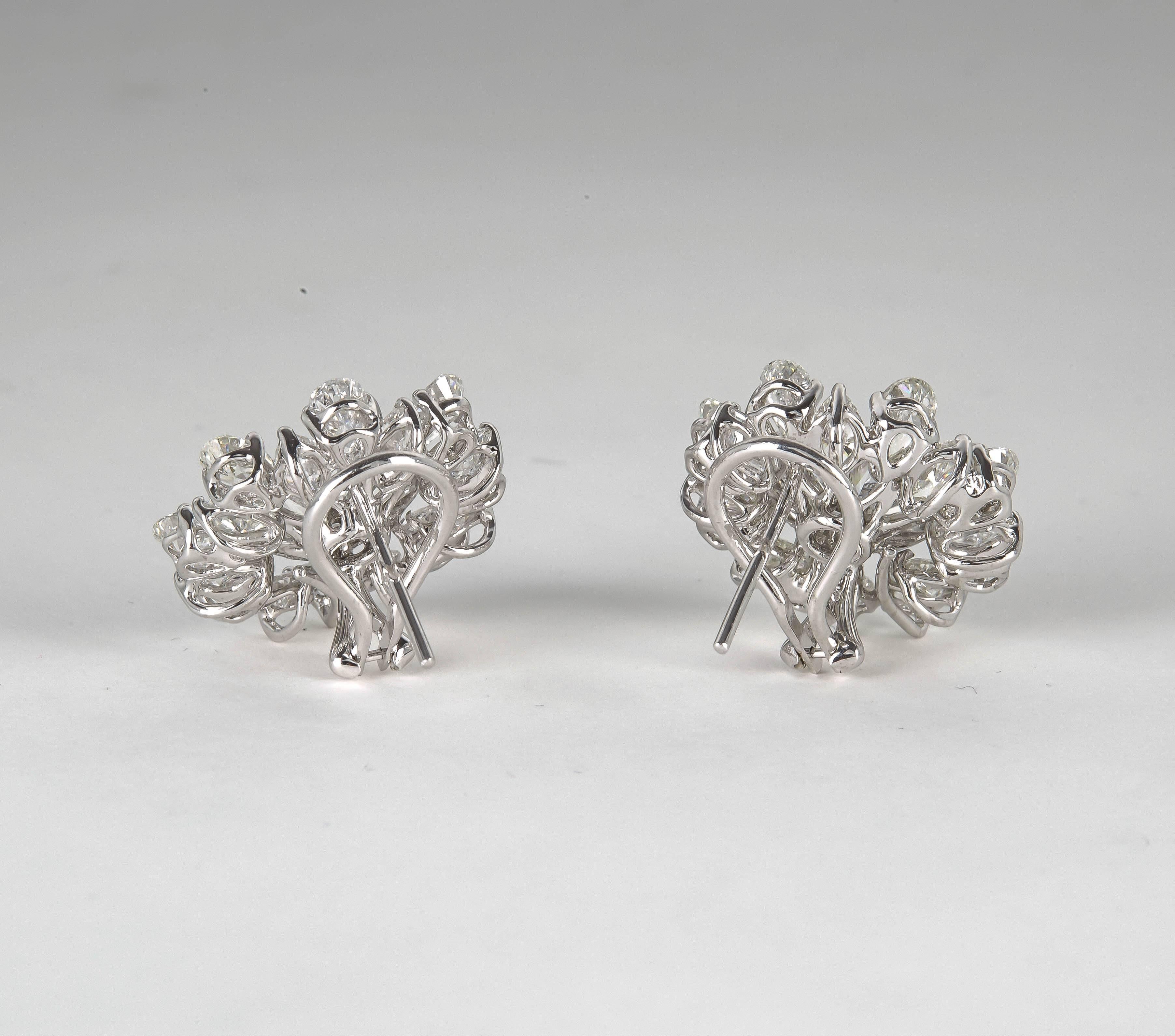 Important Diamond Platinum Button Earrings In New Condition In New York, NY