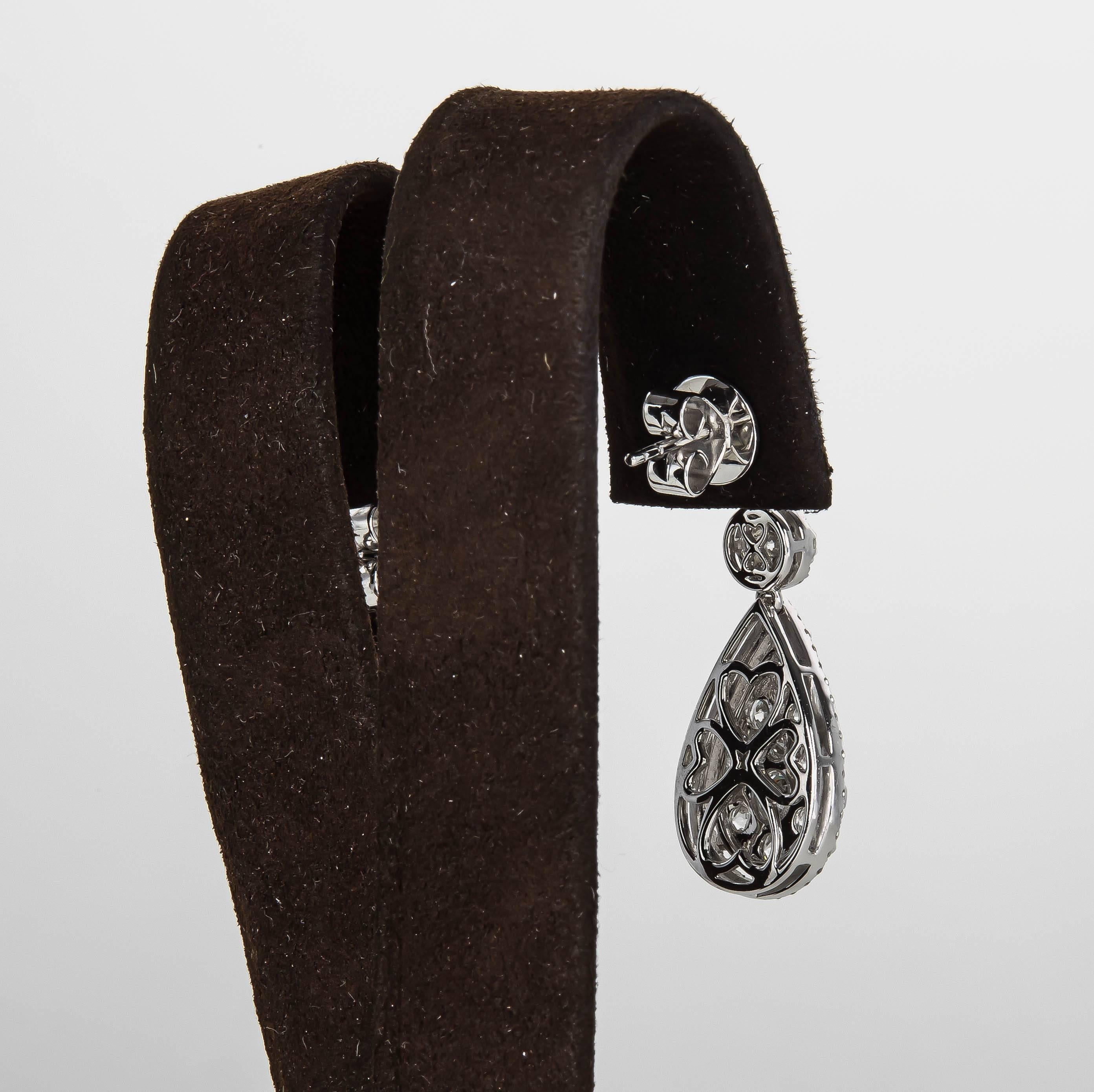 Boucles d'oreilles en goutte en or avec diamants illusion Neuf - En vente à New York, NY