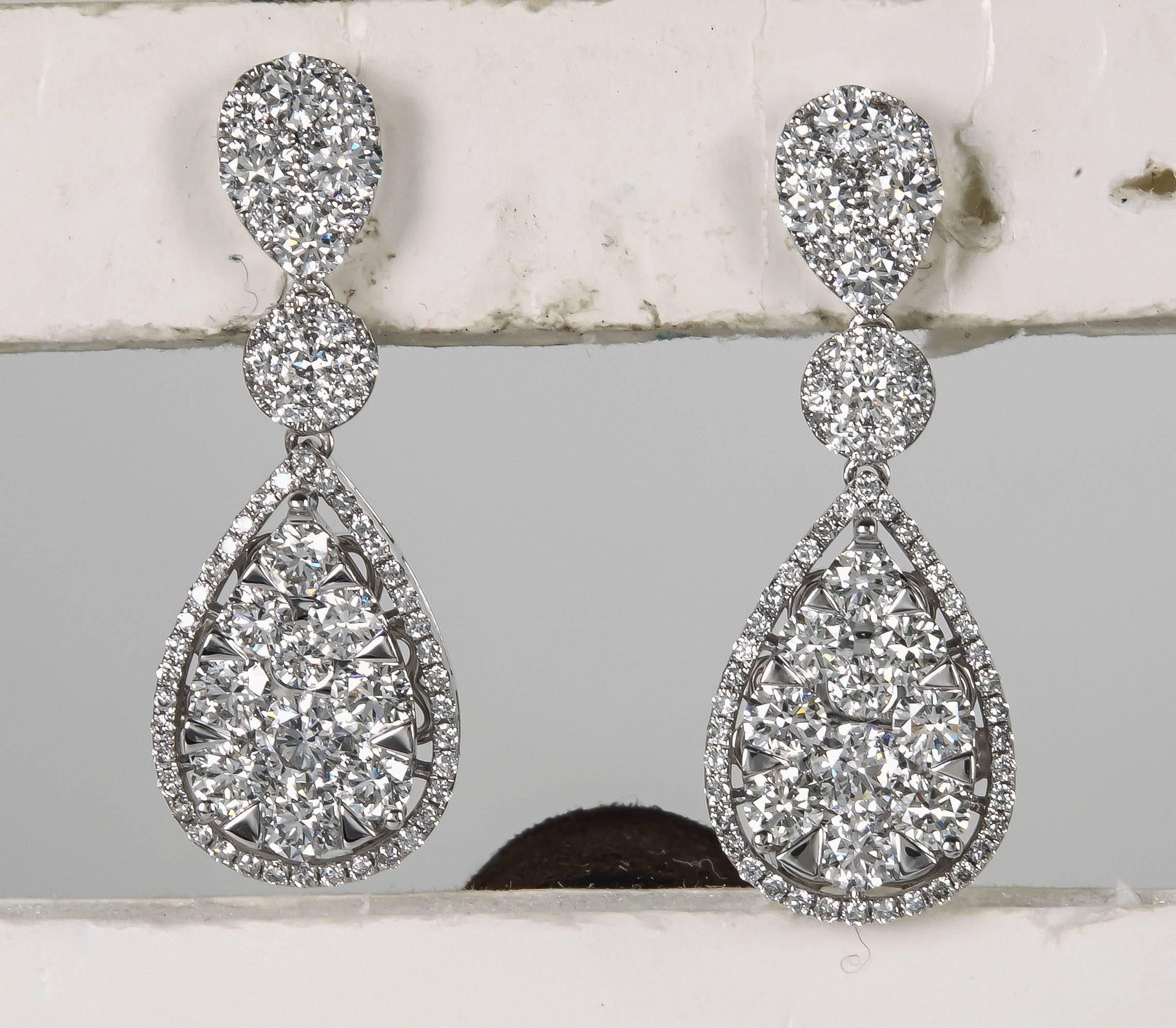 Illusion Diamond Gold Drop Earrings In New Condition For Sale In New York, NY
