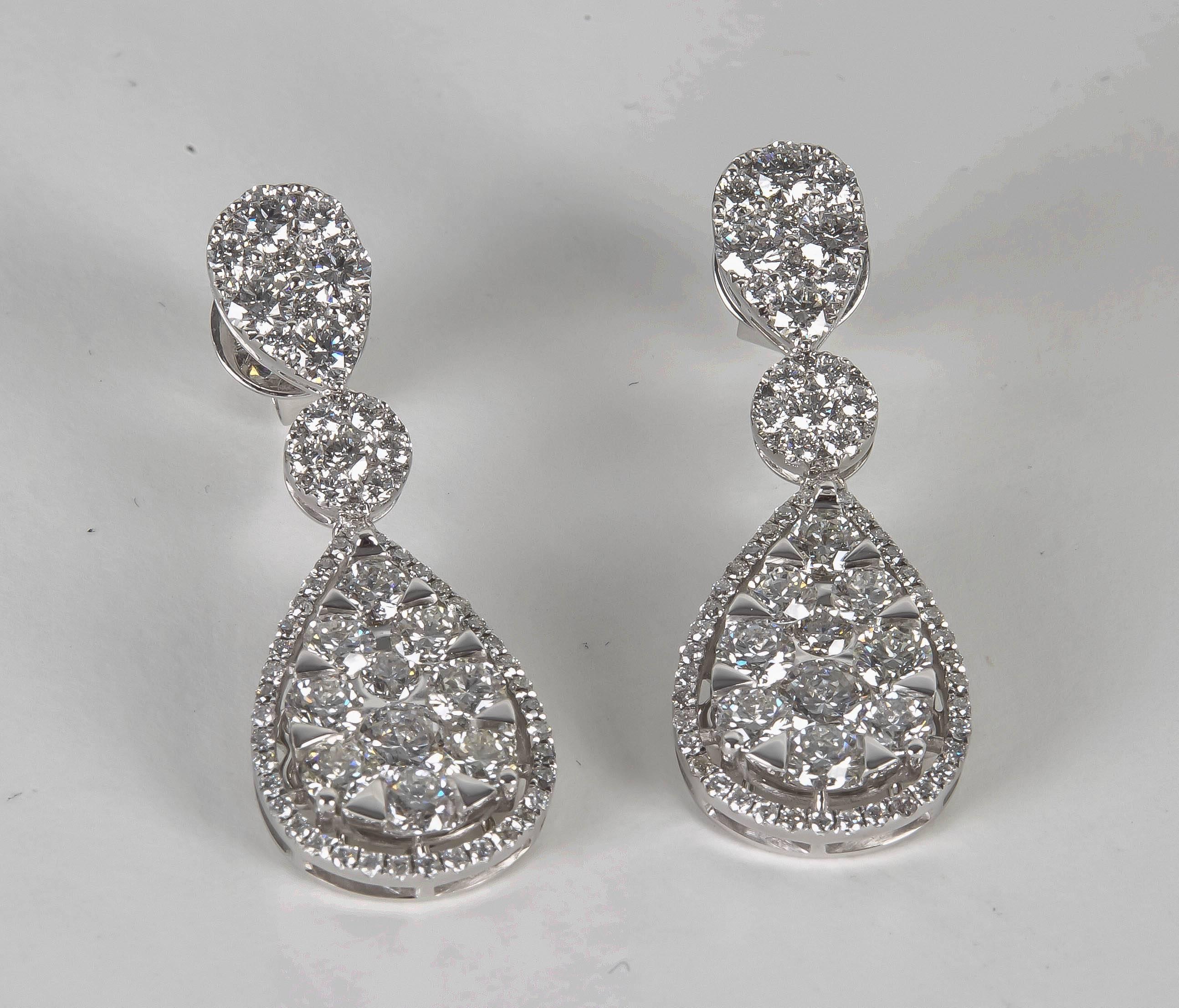 Boucles d'oreilles en goutte en or avec diamants illusion en vente 1