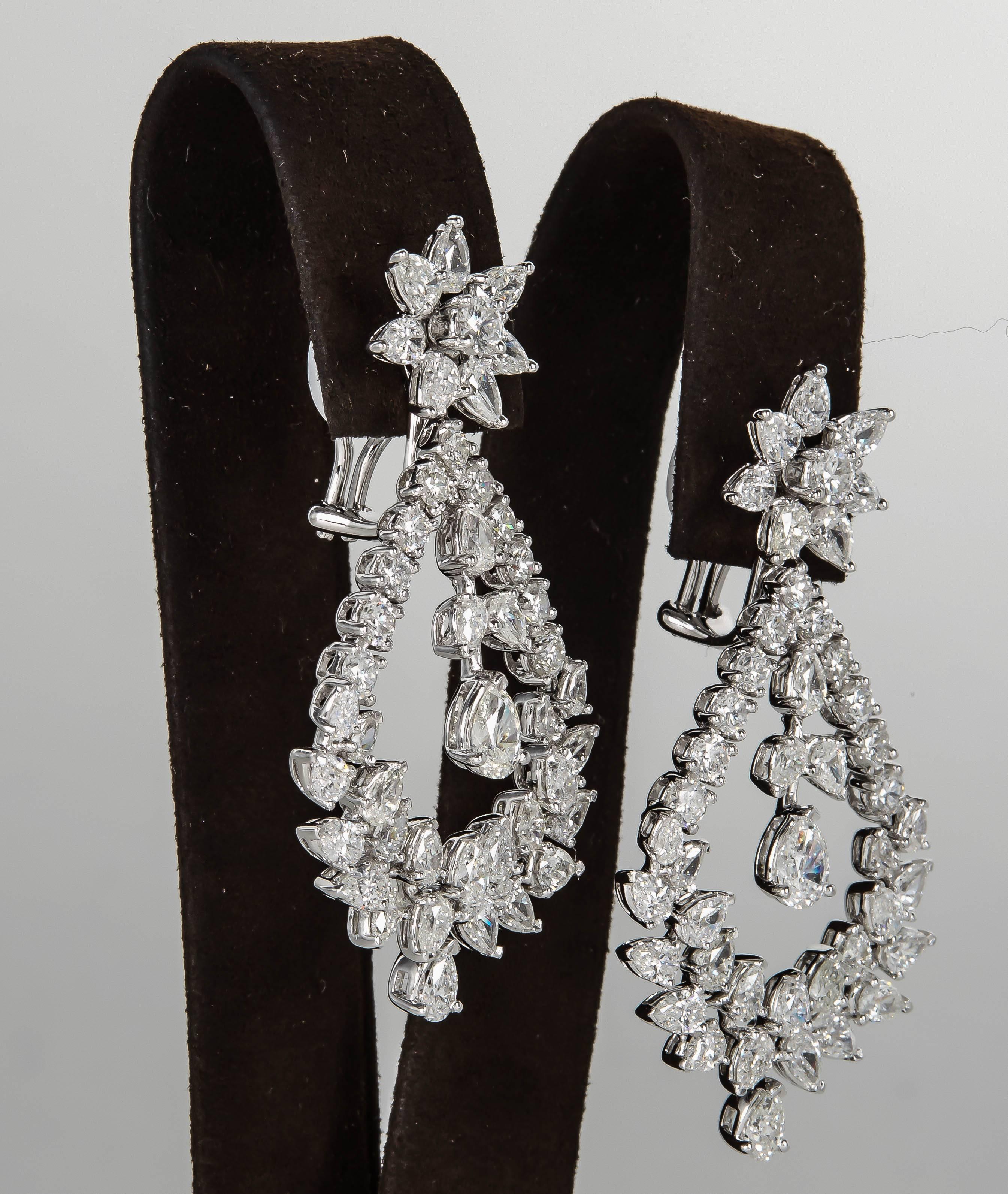 Extraordinary Diamond Gold Chandelier Drop Earrings In Excellent Condition In New York, NY