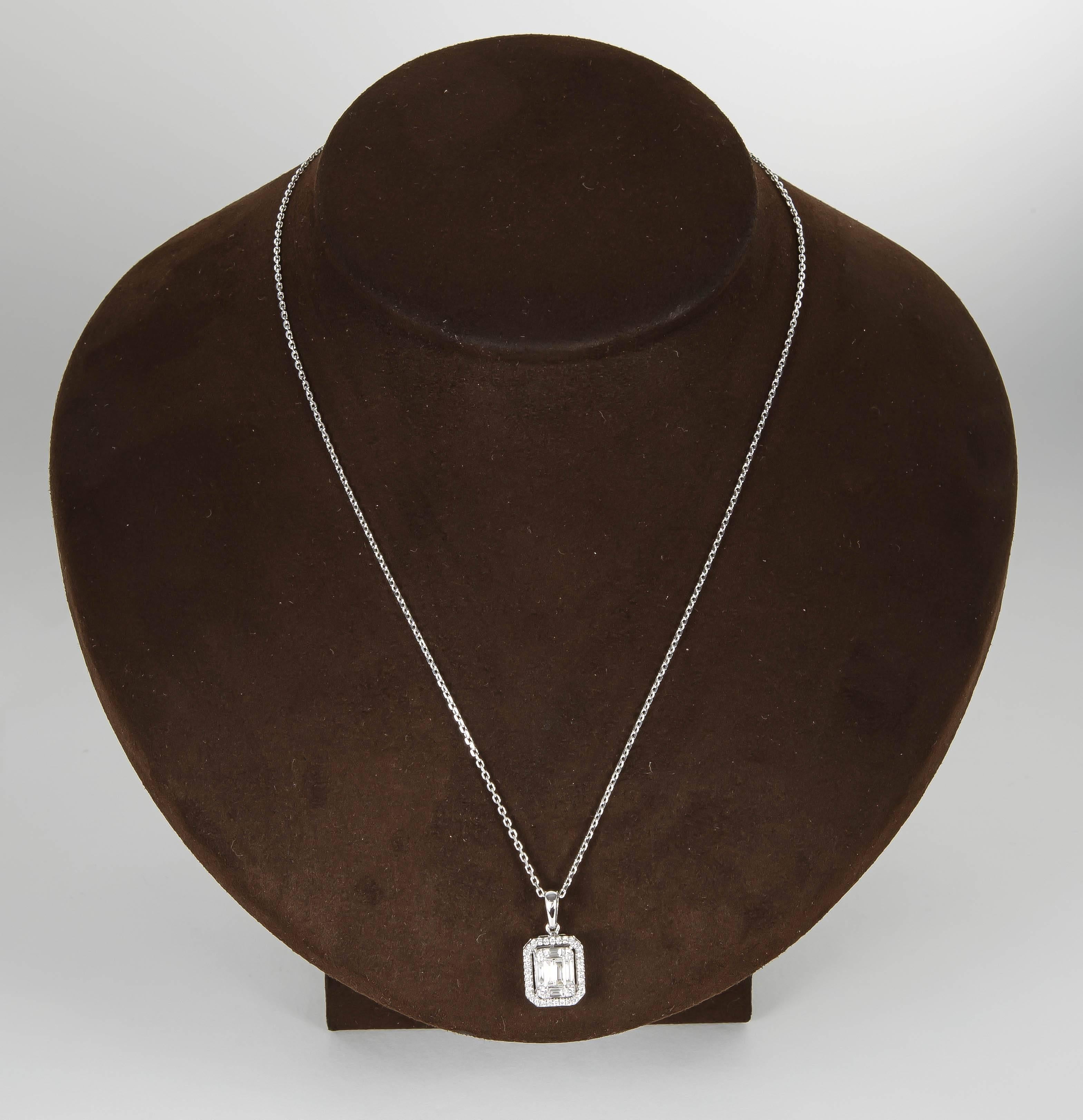 Ein eleganter Diamant-Anhänger für den Alltag. 

0.82 Karat runde und speziell geschliffene Diamanten der Farbe F und Reinheit VS bilden einen illusionären Mittelpunkt im Smaragdschliff:: umgeben von einem dünnen Halo aus runden Steinen.   

Die