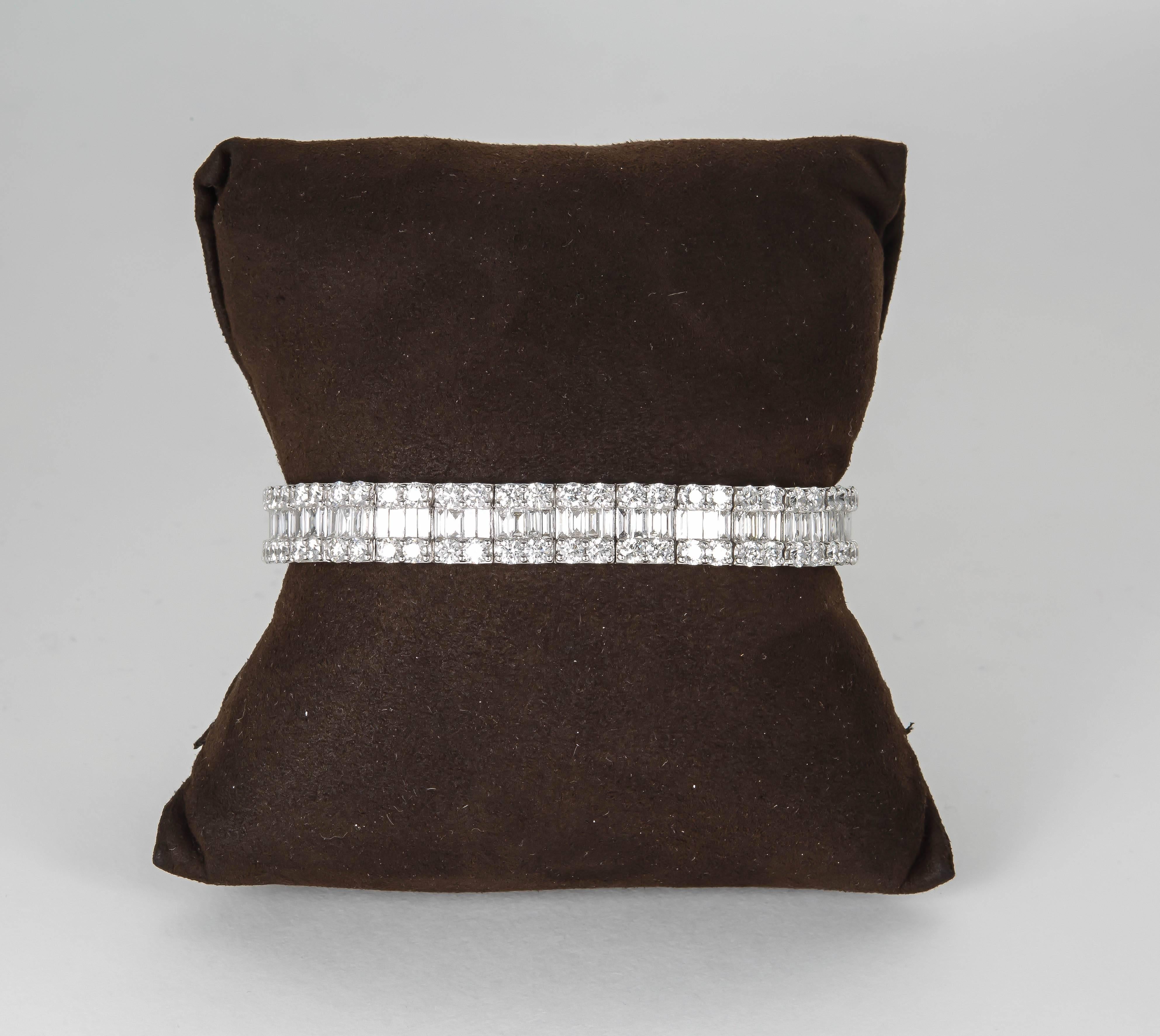 

Un superbe bracelet qui peut être porté tous les jours, mais qui reste assez habillé pour le soir. 

15.79 carats de diamants baguette et ronds de taille brillant de couleur FG et de pureté VS, sertis en or blanc 18k. Ce bracelet est plein de