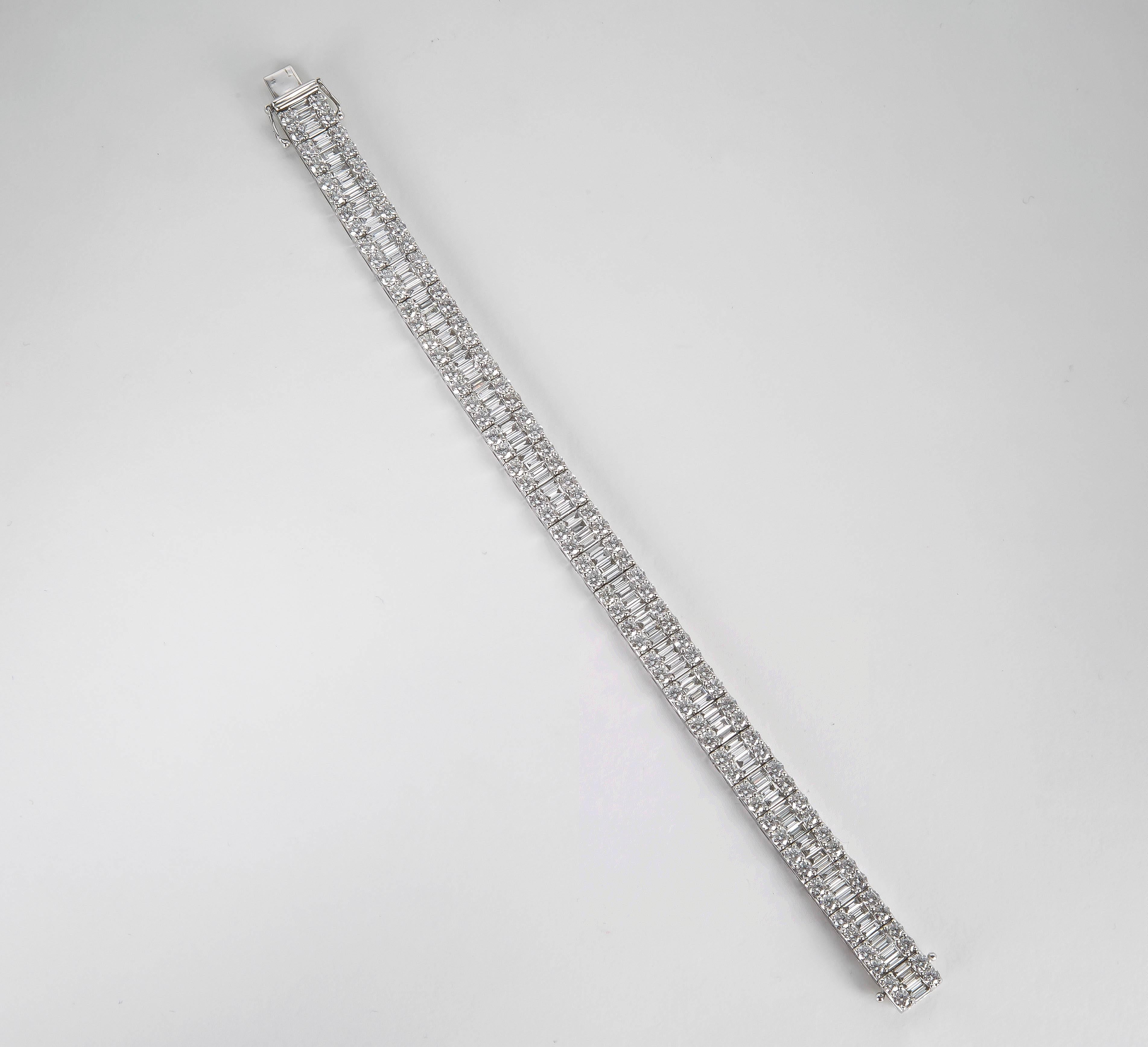 Superbe bracelet en or avec diamants baguettes et ronds Neuf - En vente à New York, NY