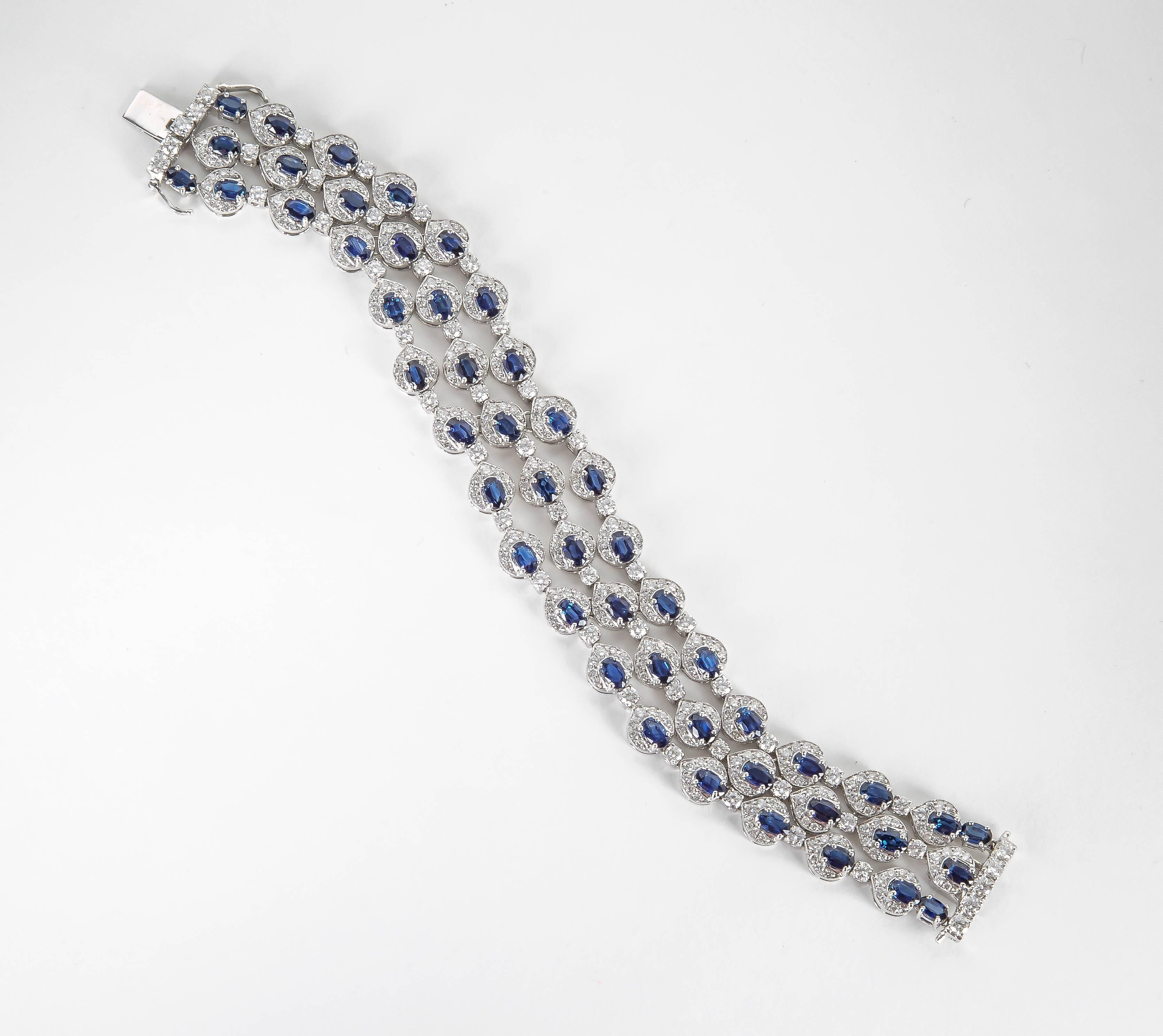 Bracelet en or à trois rangées de saphirs et diamants Neuf - En vente à New York, NY