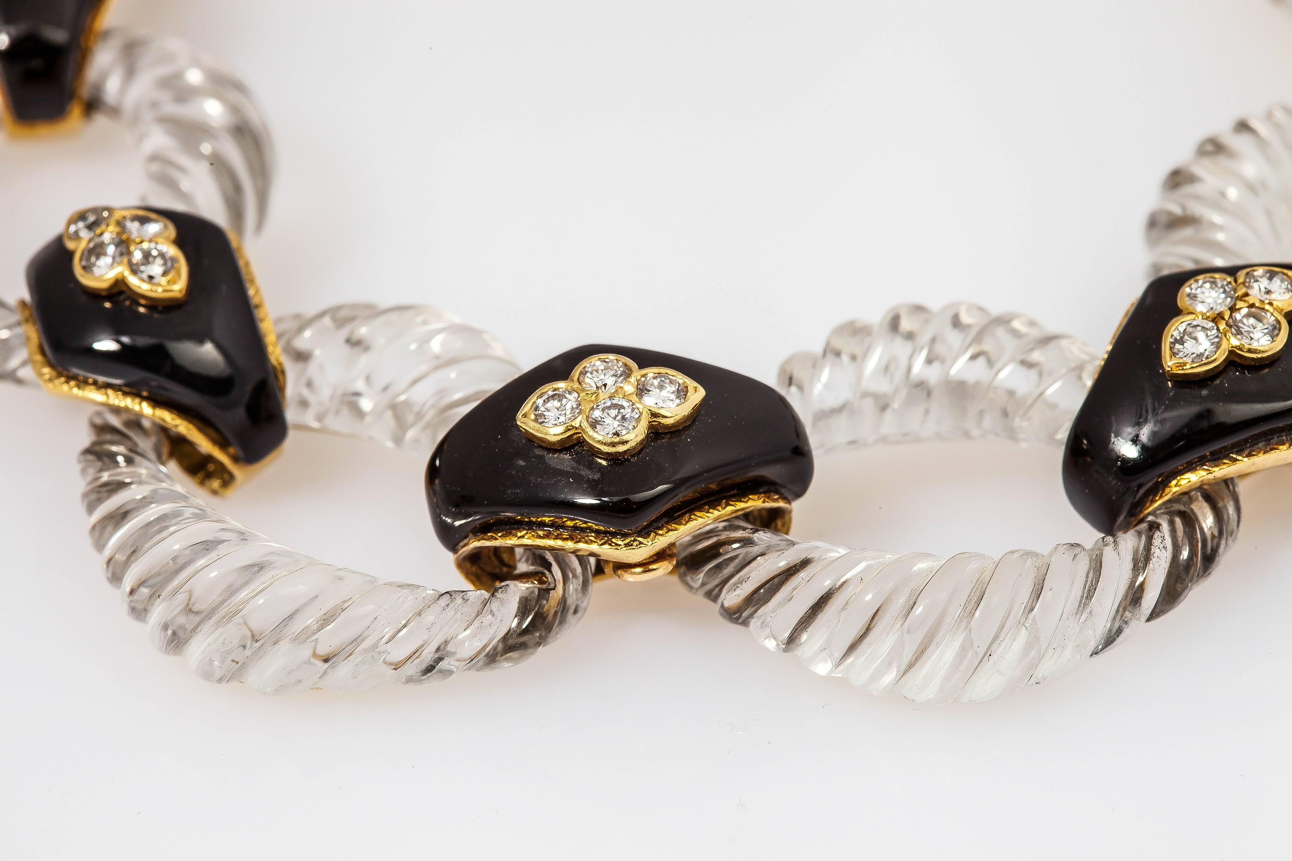 Wunderschönes Collier von BOUCHERON aus 18 Karat Gelbgold mit Kristall, Onyx und runden Diamanten im Brillantschliff. Es kann auch als zwei Armbänder getragen werden.