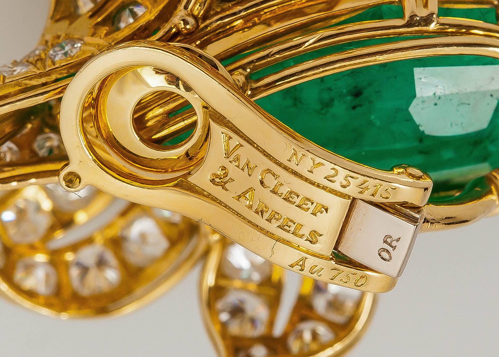 Van Cleef & Arpels Gorgeous Emerald Diamond Gold Flower Earrings In Excellent Condition In New York, NY