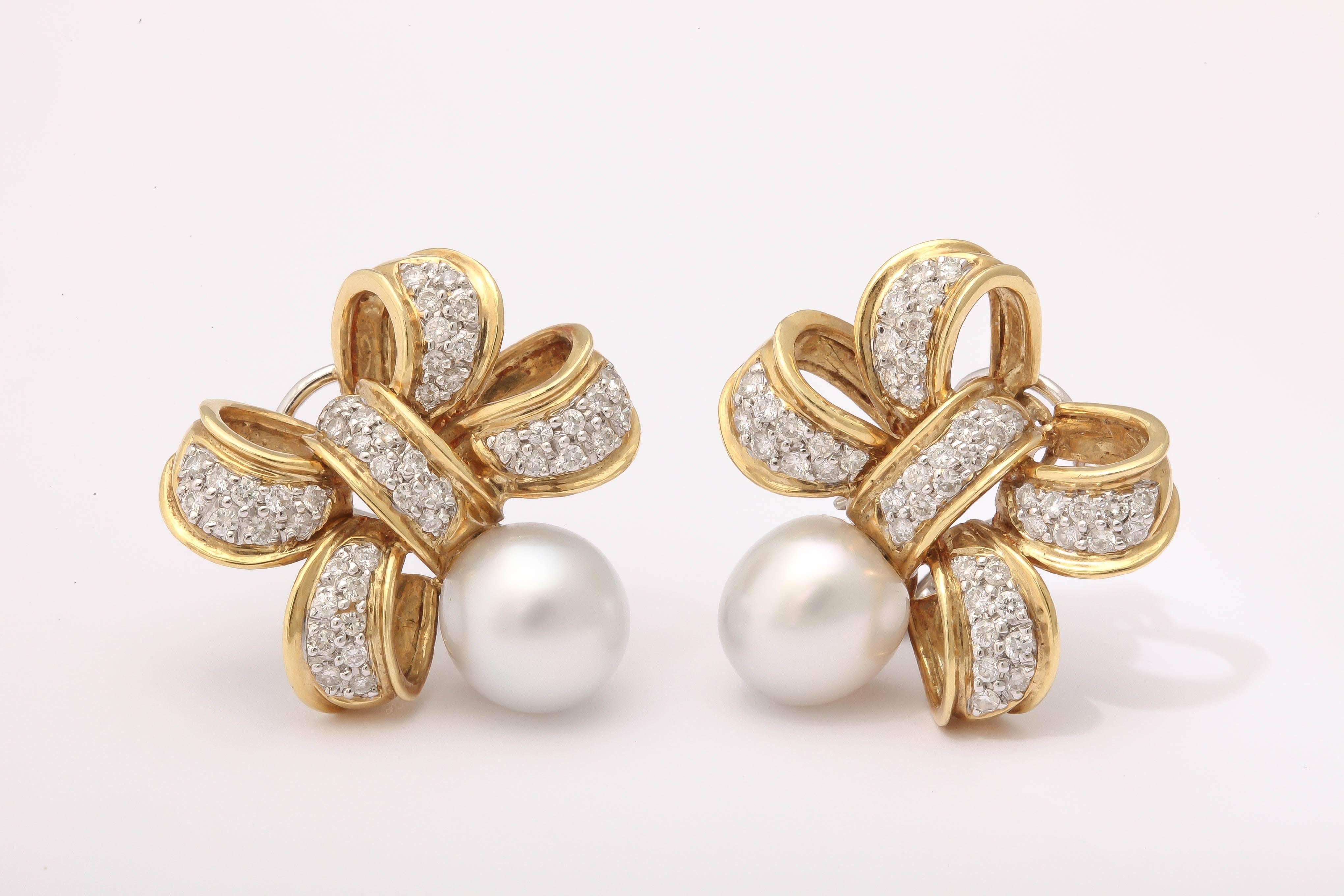 Classic and understated pearl Diamond gold Bow Earrings In New Condition For Sale In New York, NY