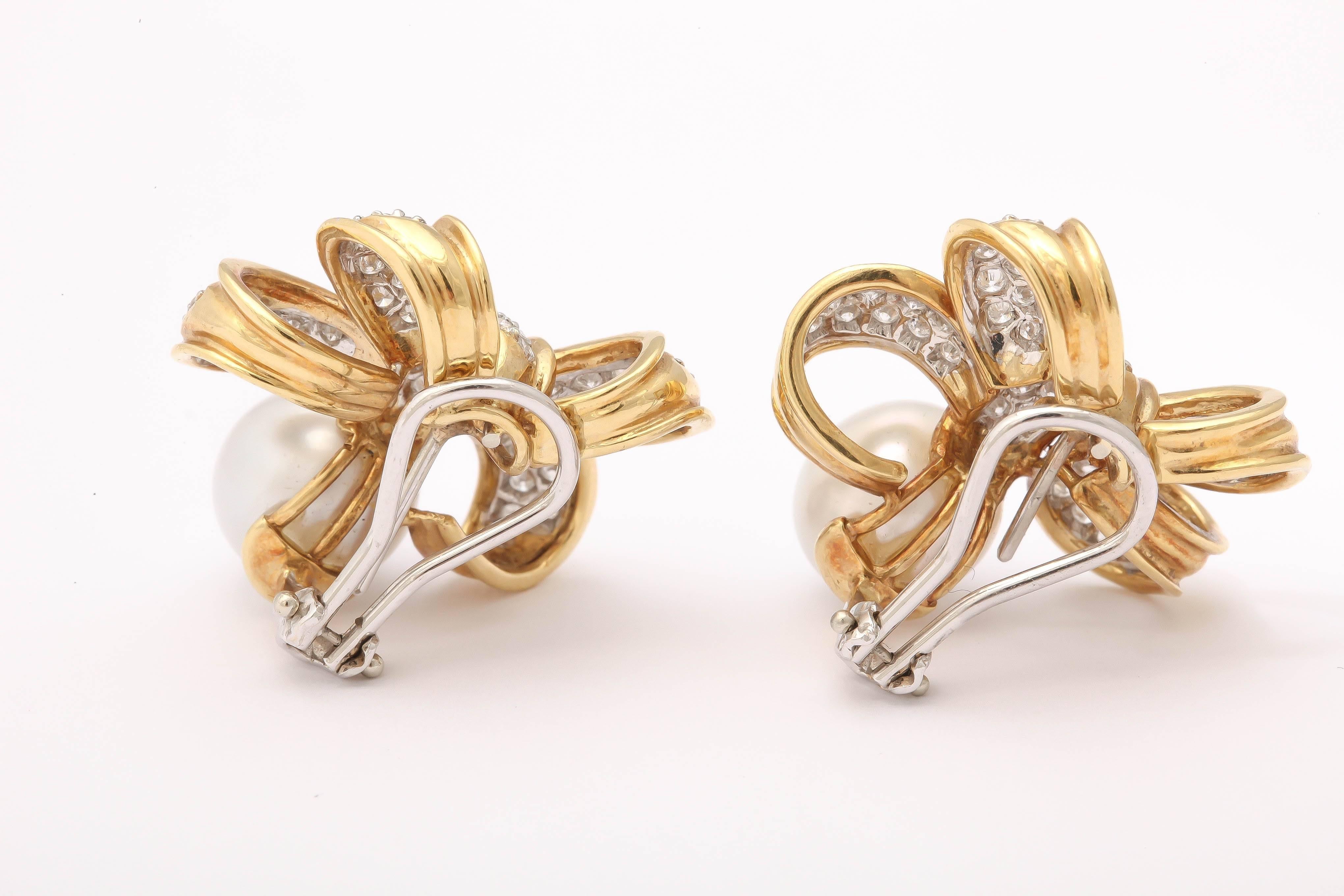 Women's Classic and understated pearl Diamond gold Bow Earrings For Sale