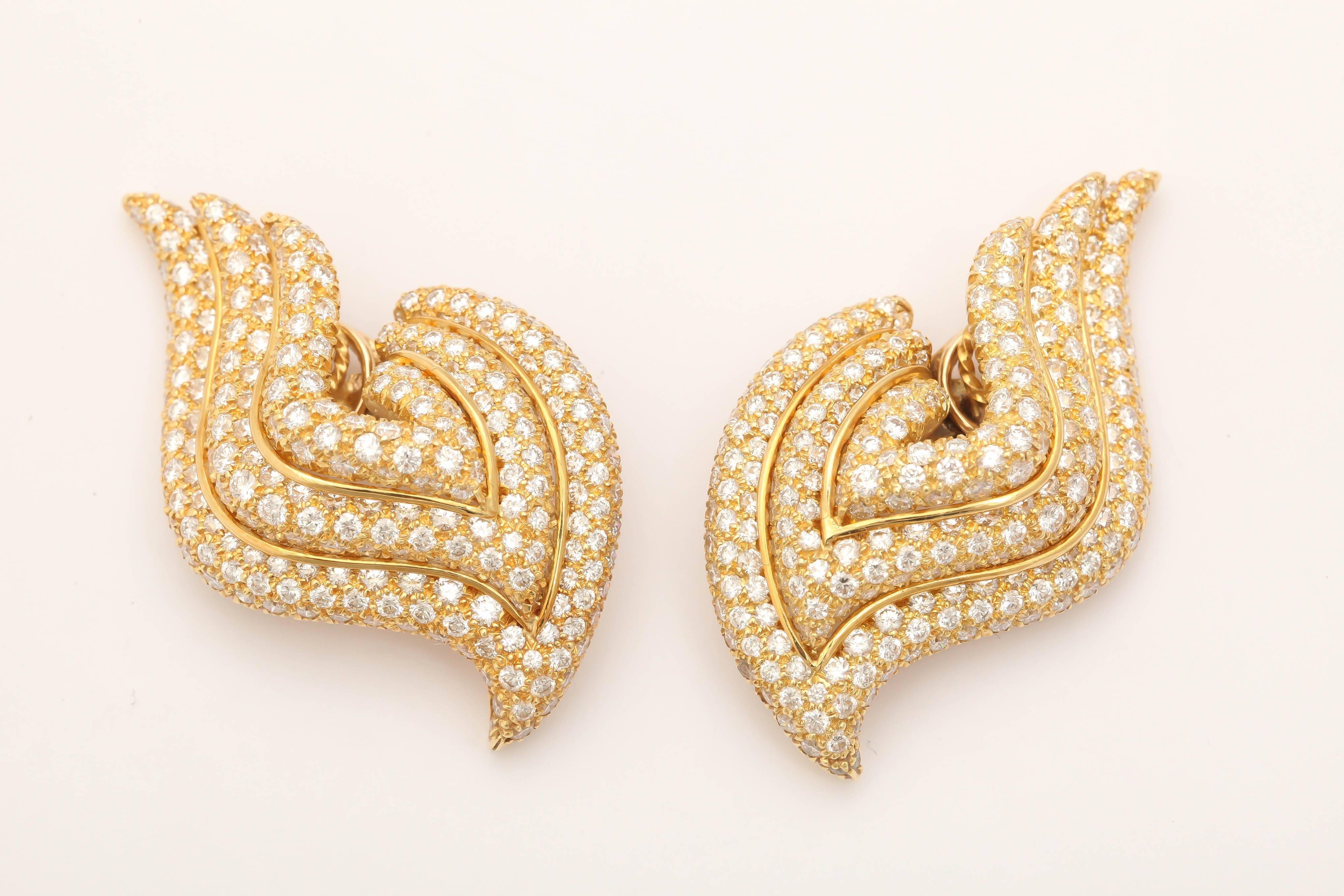 henry Dunay diamond gold Earrings In Excellent Condition In New York, NY