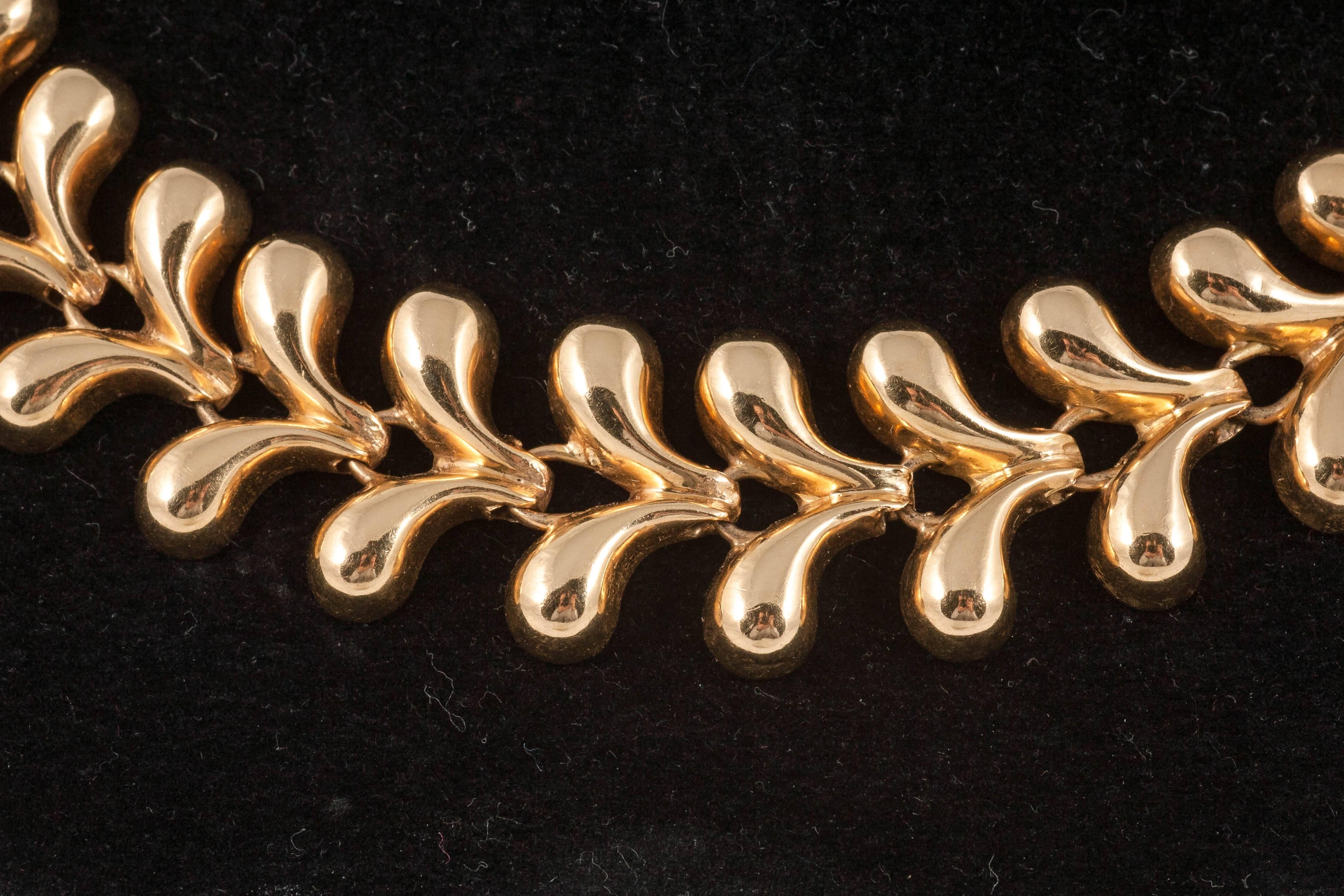 This 1940's French 18ct Gold Collar is completely articulated to fit a neck perfectly.