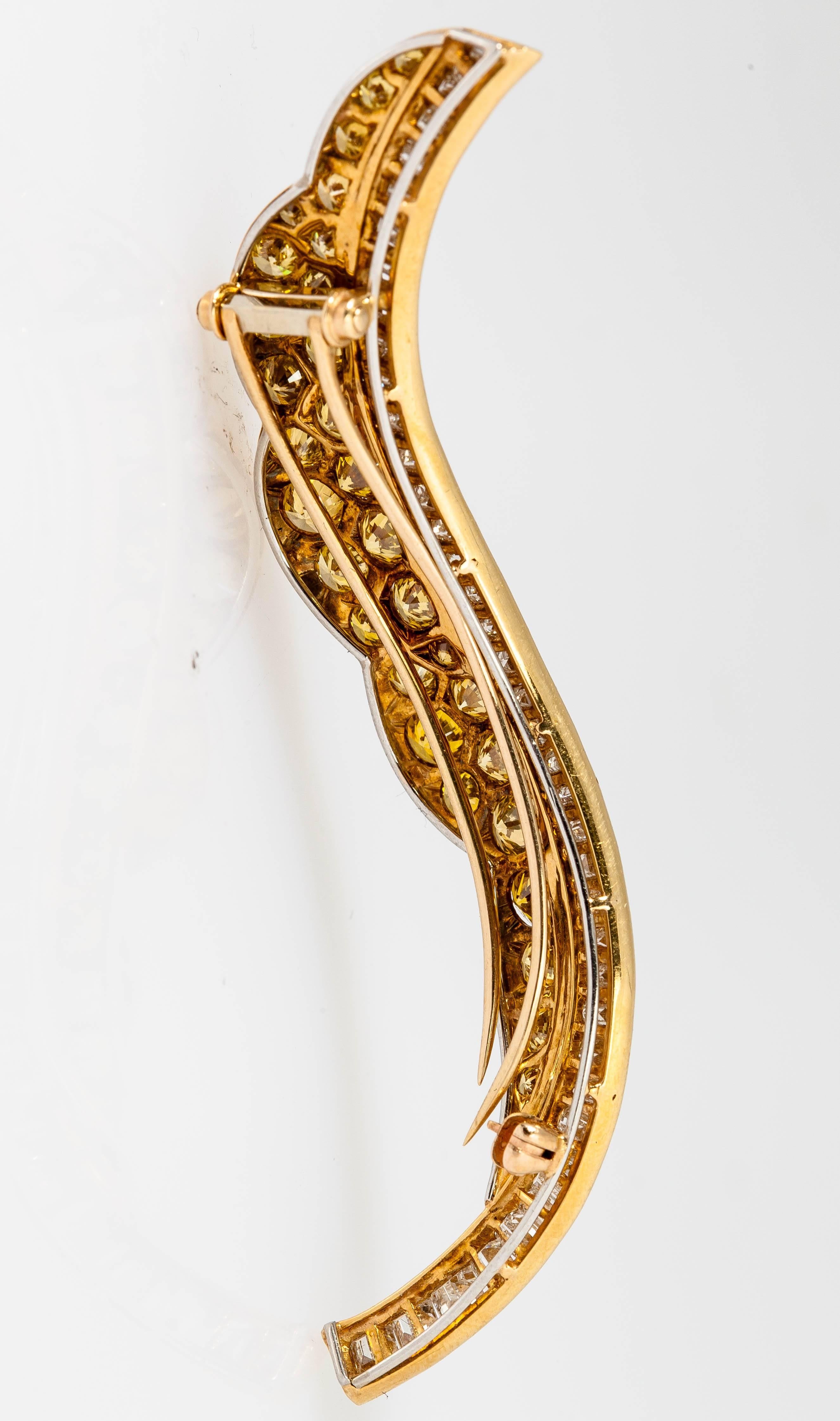 Beautiful Fancy Yellow Diamond Gold Platinum Leaf Brooch In New Condition In New York, NY