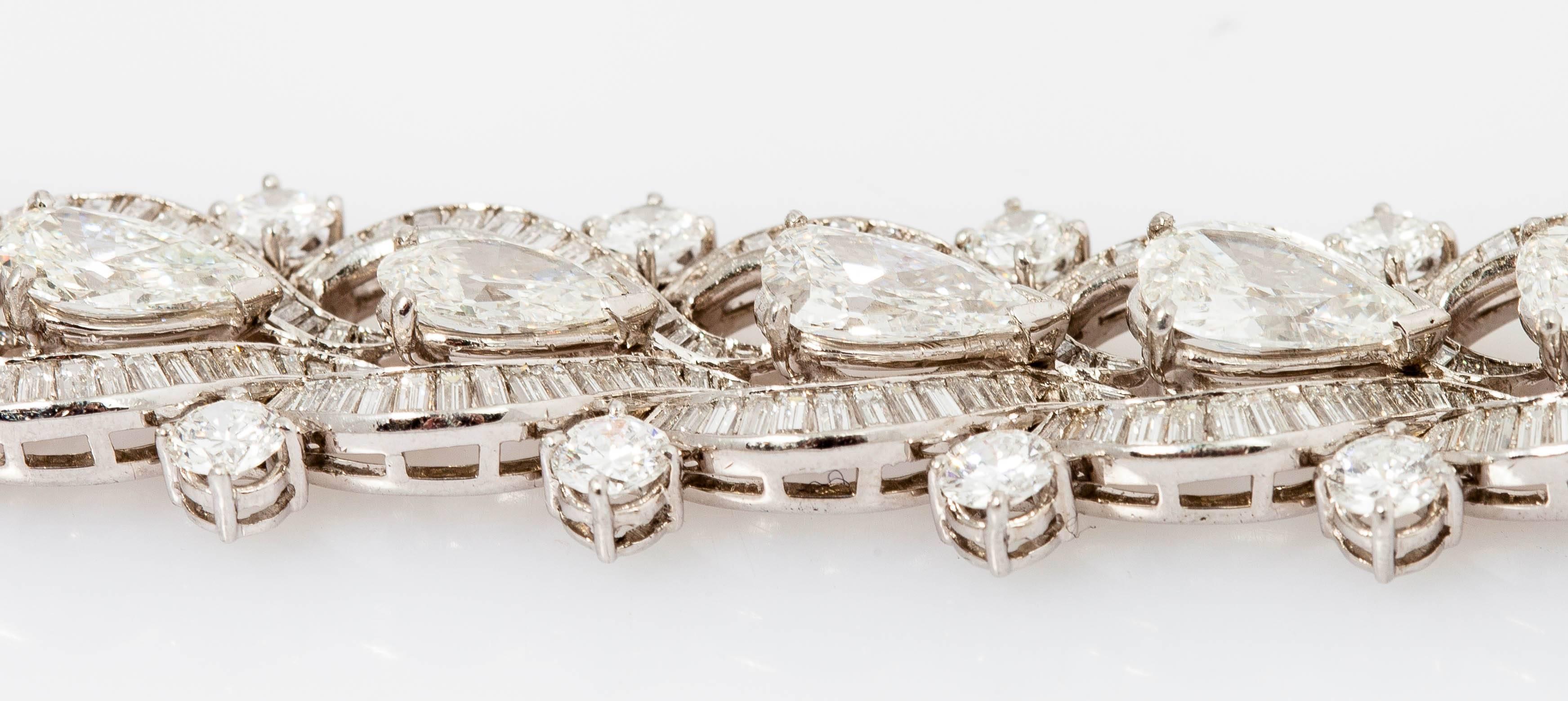 Magnifique bracelet en diamant finement travaillé en platine, avec des diamants ronds de taille brillant pesant environ 8.00 carats, des diamants de taille poire pesant 18.00 carats et des diamants de taille baguette pesant 10.00 carats.