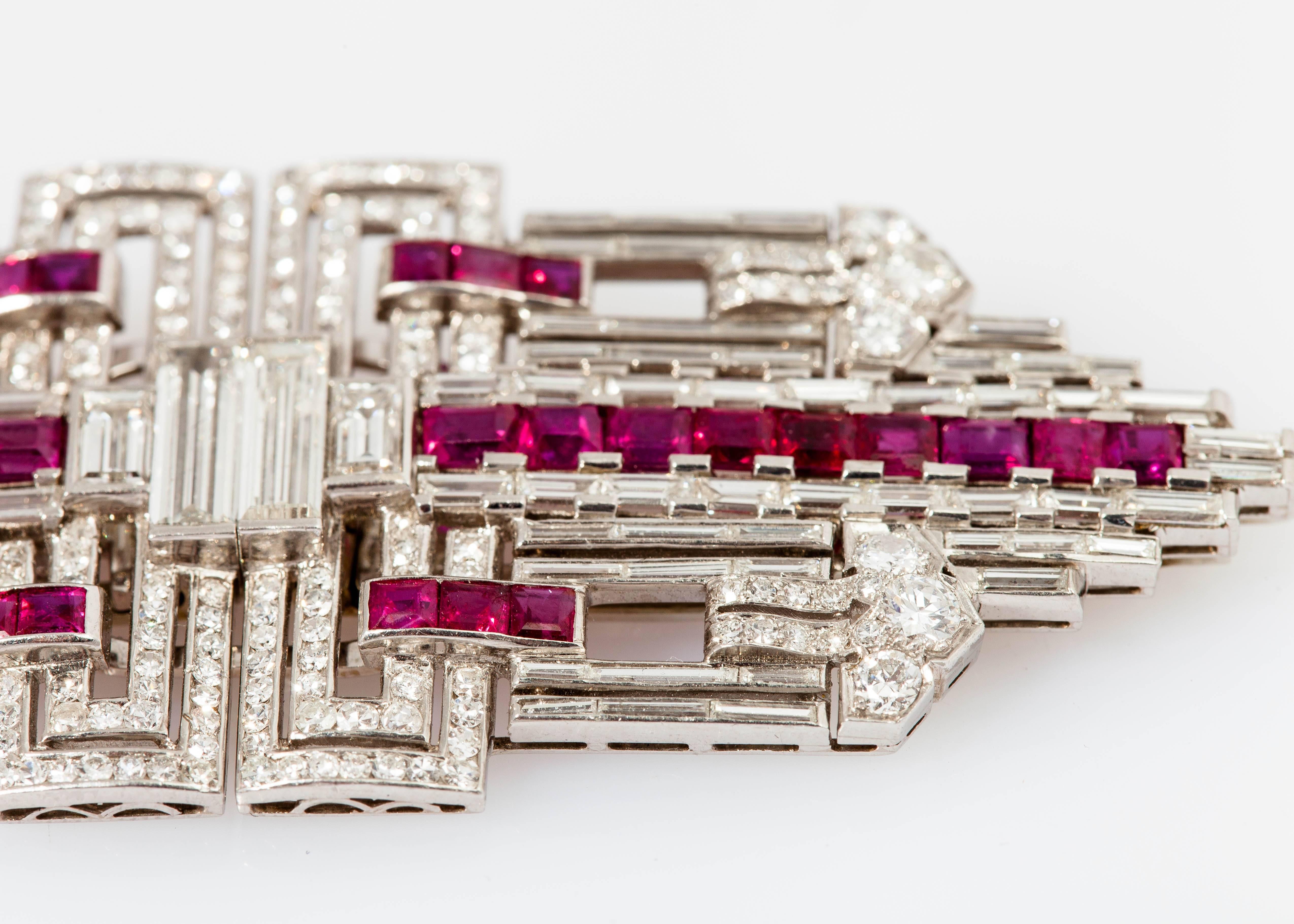 Finely crafted in platinum featuring approximately 6.00 carats of square-cut rubies and approximately 12.00 carats of old-european and baguette-cut diamonds.
Circa 1920s.
