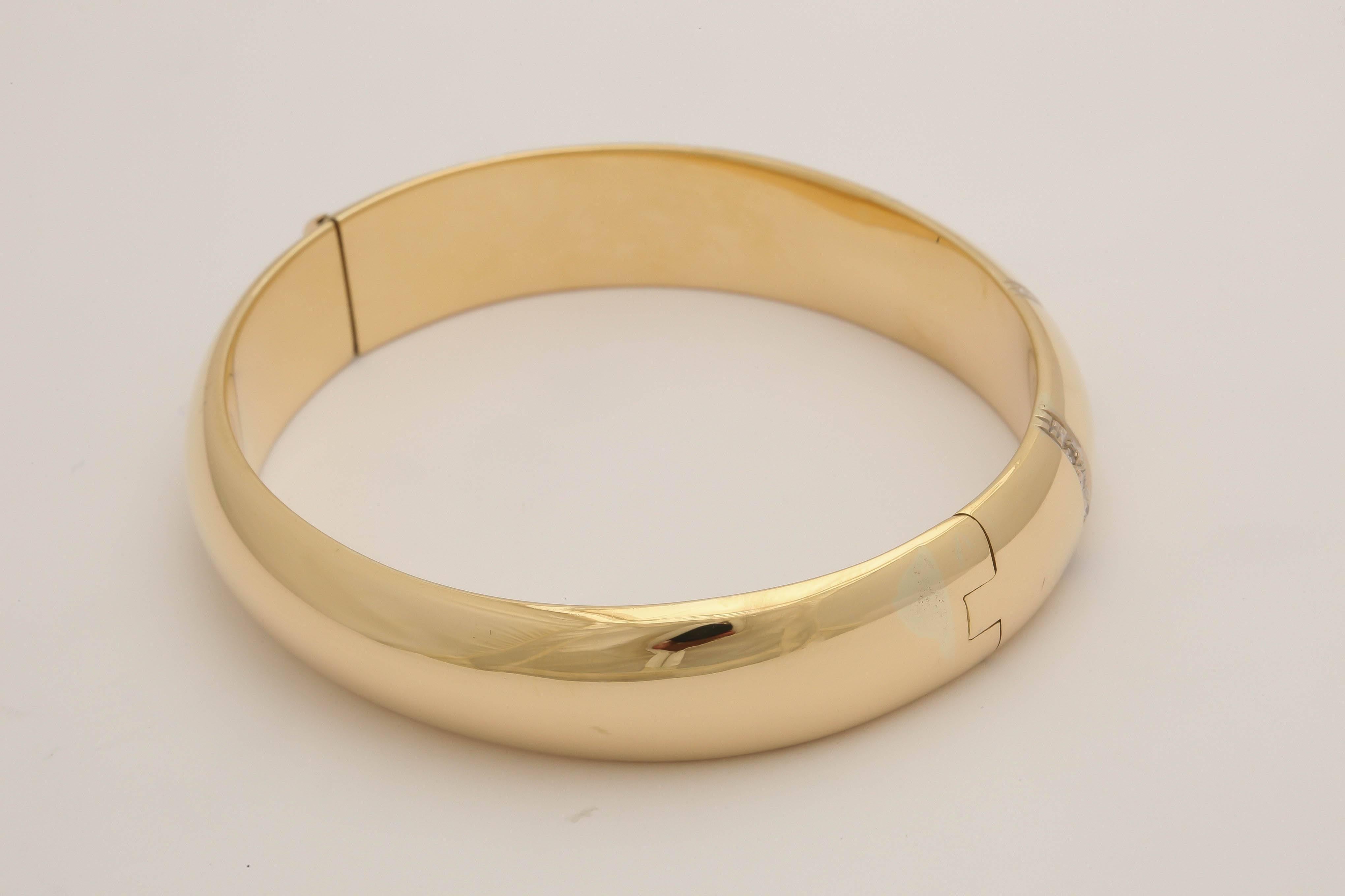 Diamond Gold Bangle Bracelet In New Condition For Sale In New York, NY