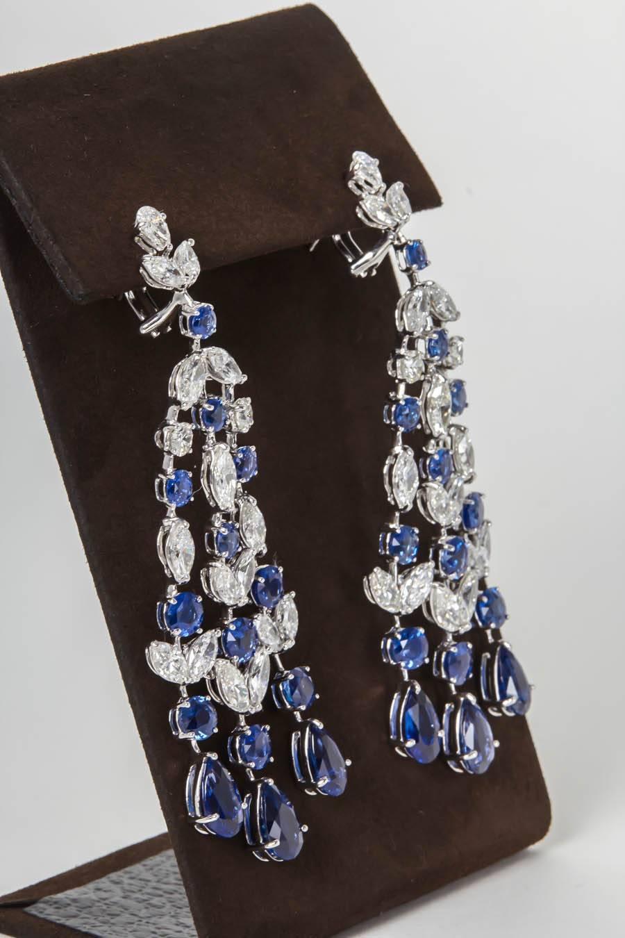 Taille poire Boucles d'oreilles lustre en platine avec saphir et diamants en vente