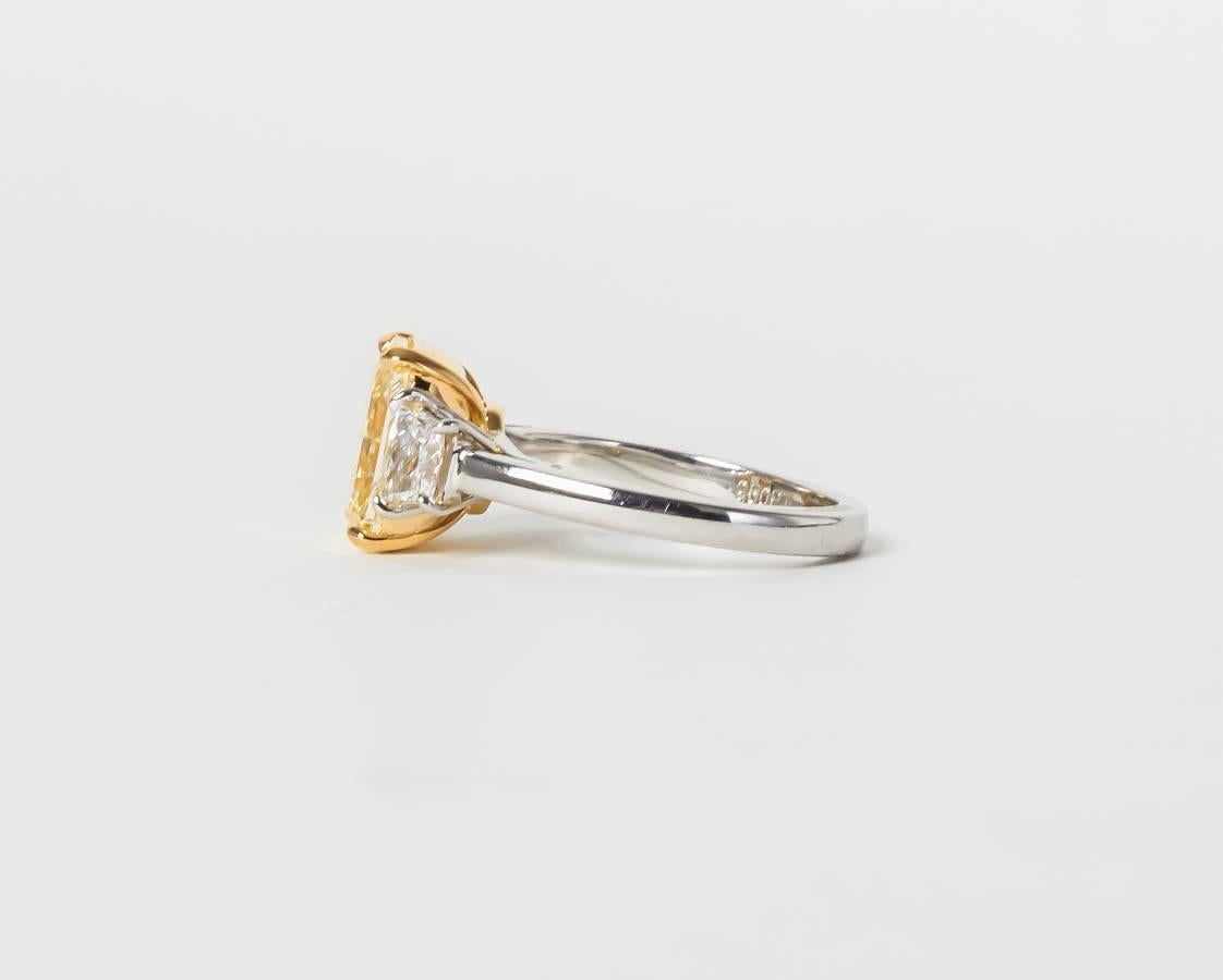4 carat GIA certified Fancy Light Yellow Diamond Platinum Ring In Excellent Condition In New York, NY