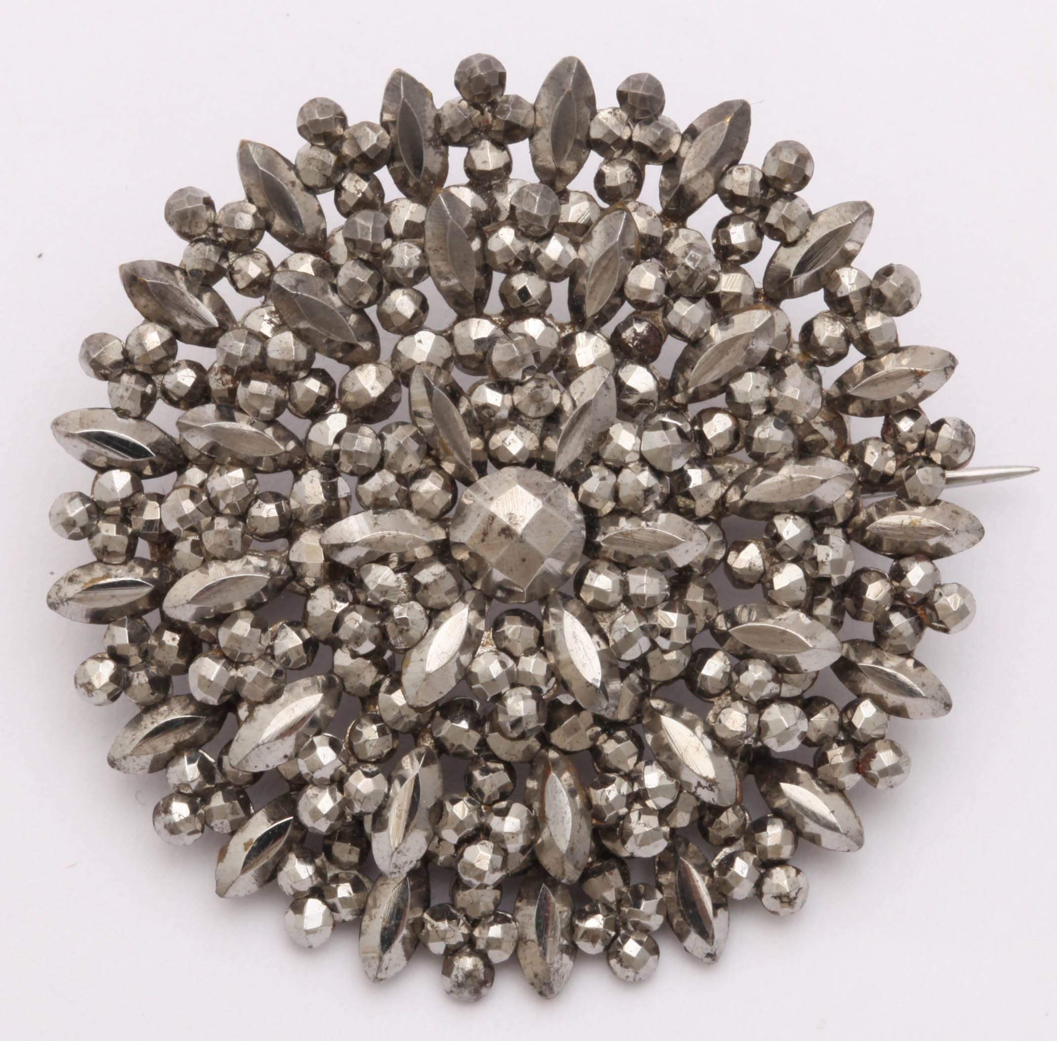 Brosche aus georgischem Stahl im Zustand „Hervorragend“ im Angebot in Stamford, CT