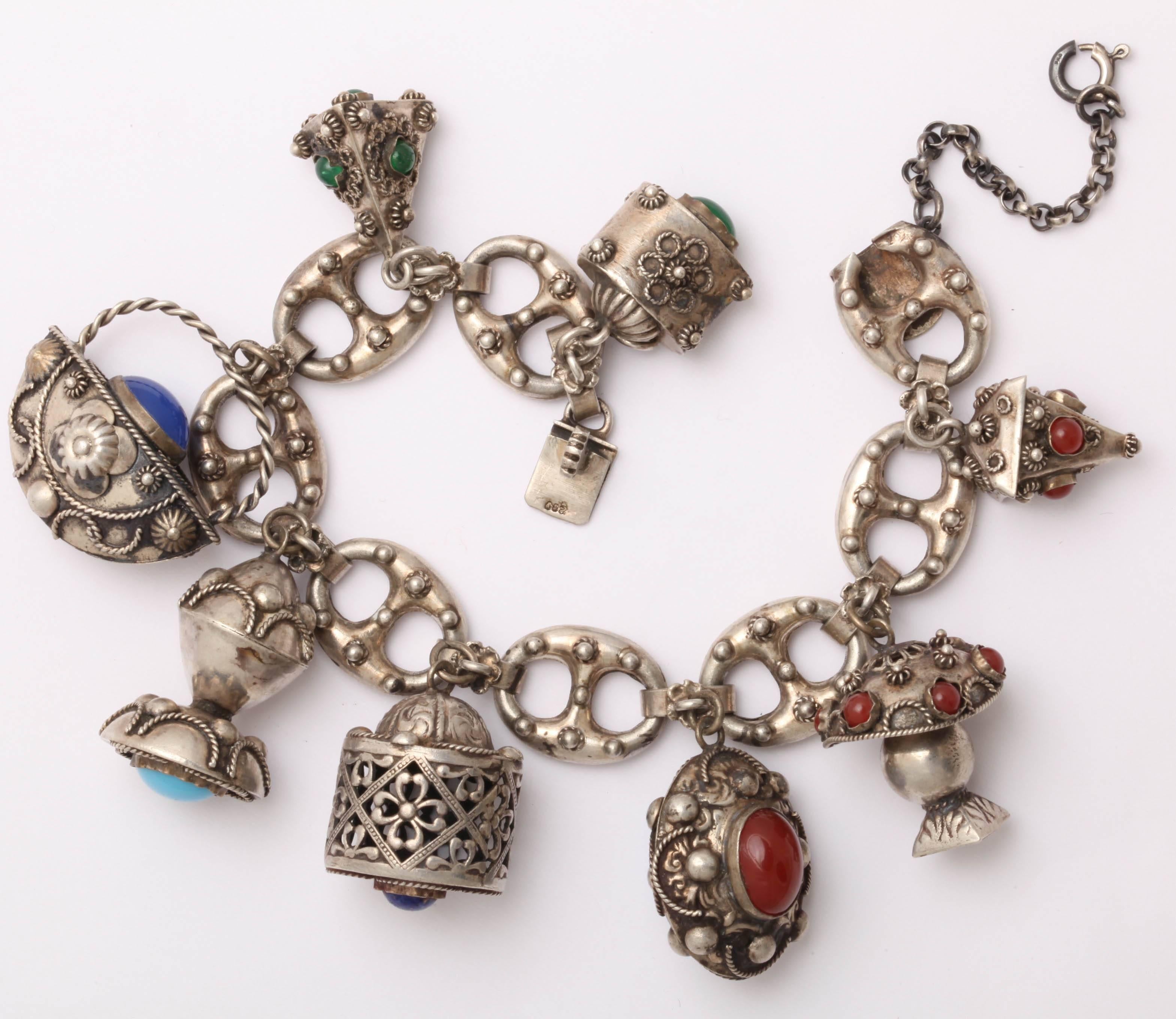 Vintage Chunky Eight-Charm Bracelet in Sterling Silver In Excellent Condition For Sale In Stamford, CT