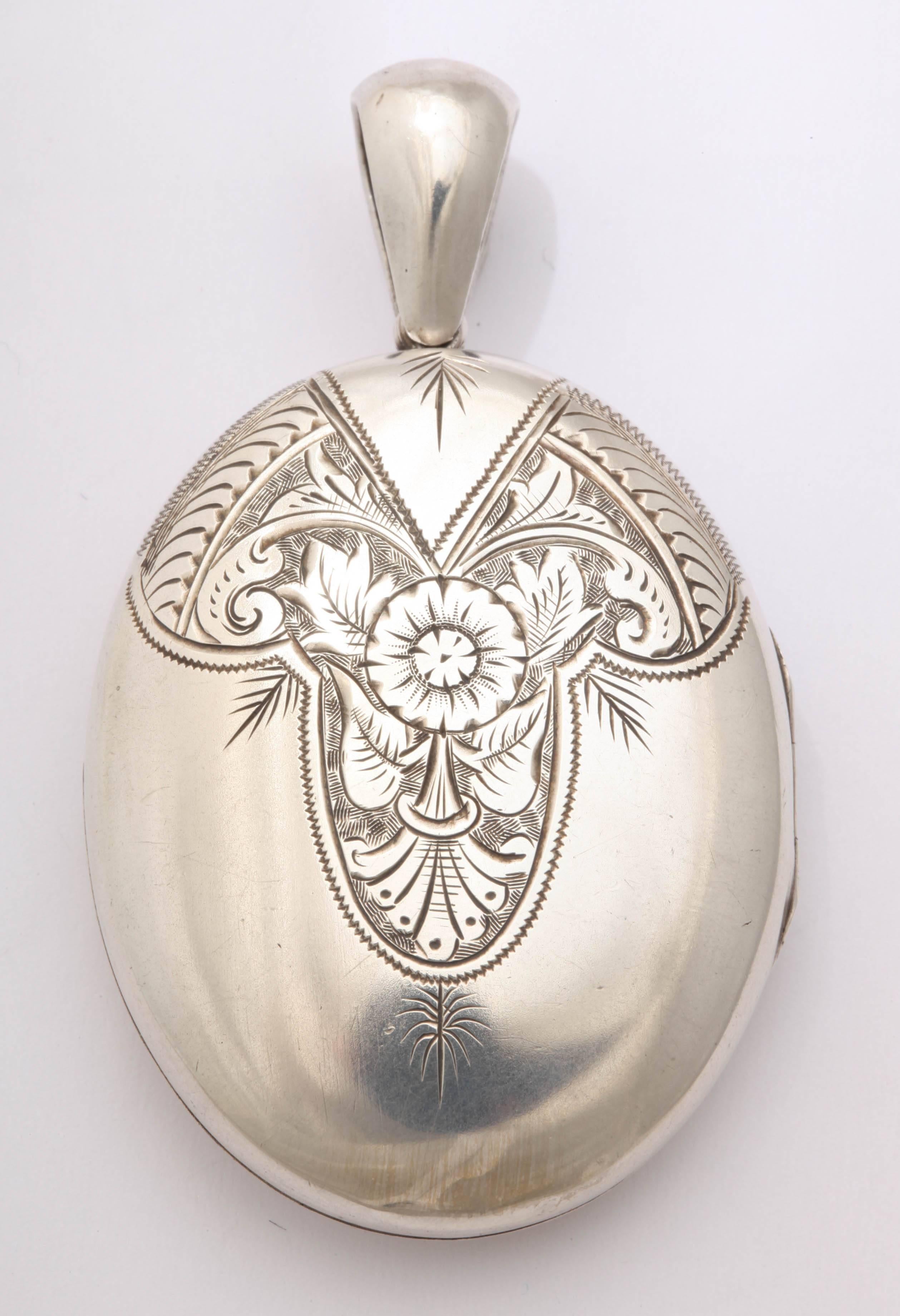 Un motif floral abstrait qui ressemble à de l'art psychédélique est tout à fait surprenant à trouver sur un médaillon victorien. Cet élégant bijou a été fabriqué vers 1870. La gravure est si soignée qu'il est évident que l'artiste a apprécié ce
