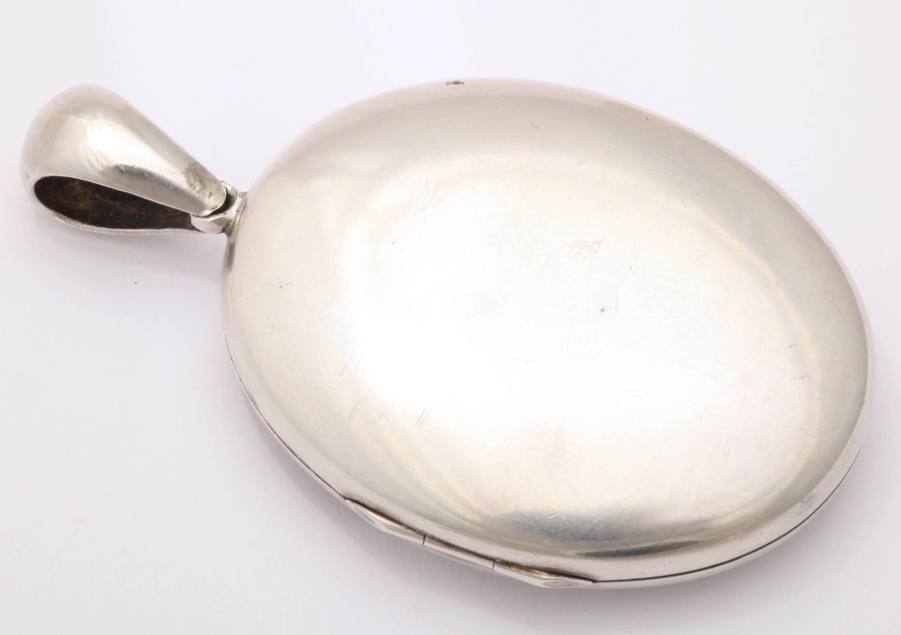 Victorien Un élégant médaillon victorien à fleurs en argent sterling