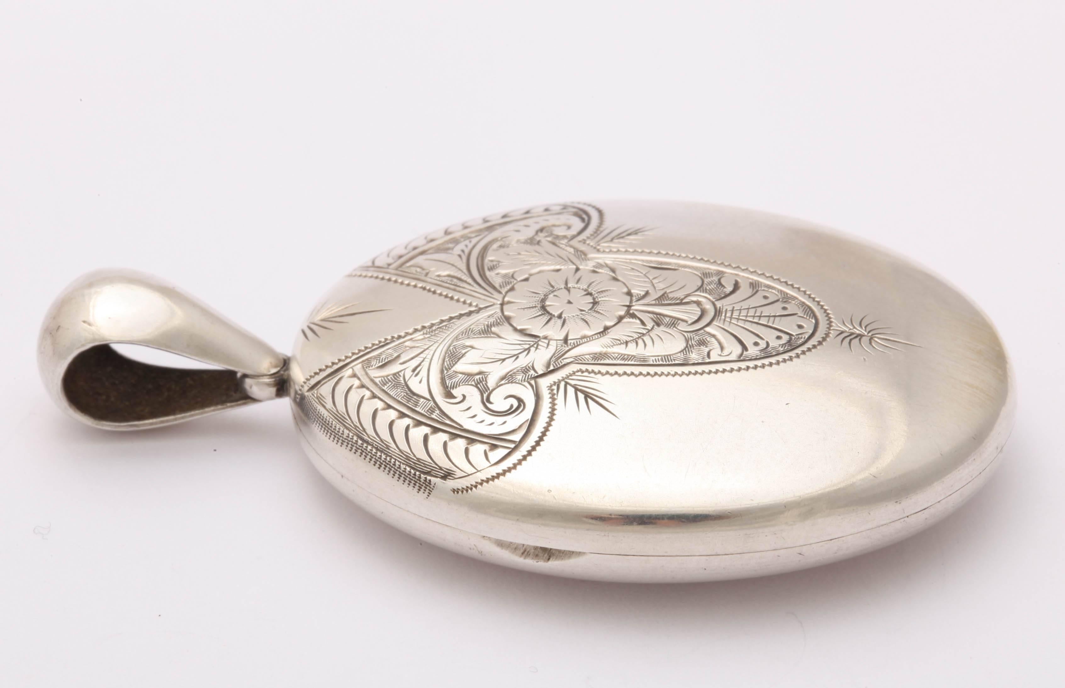  Un élégant médaillon victorien à fleurs en argent sterling Pour femmes 
