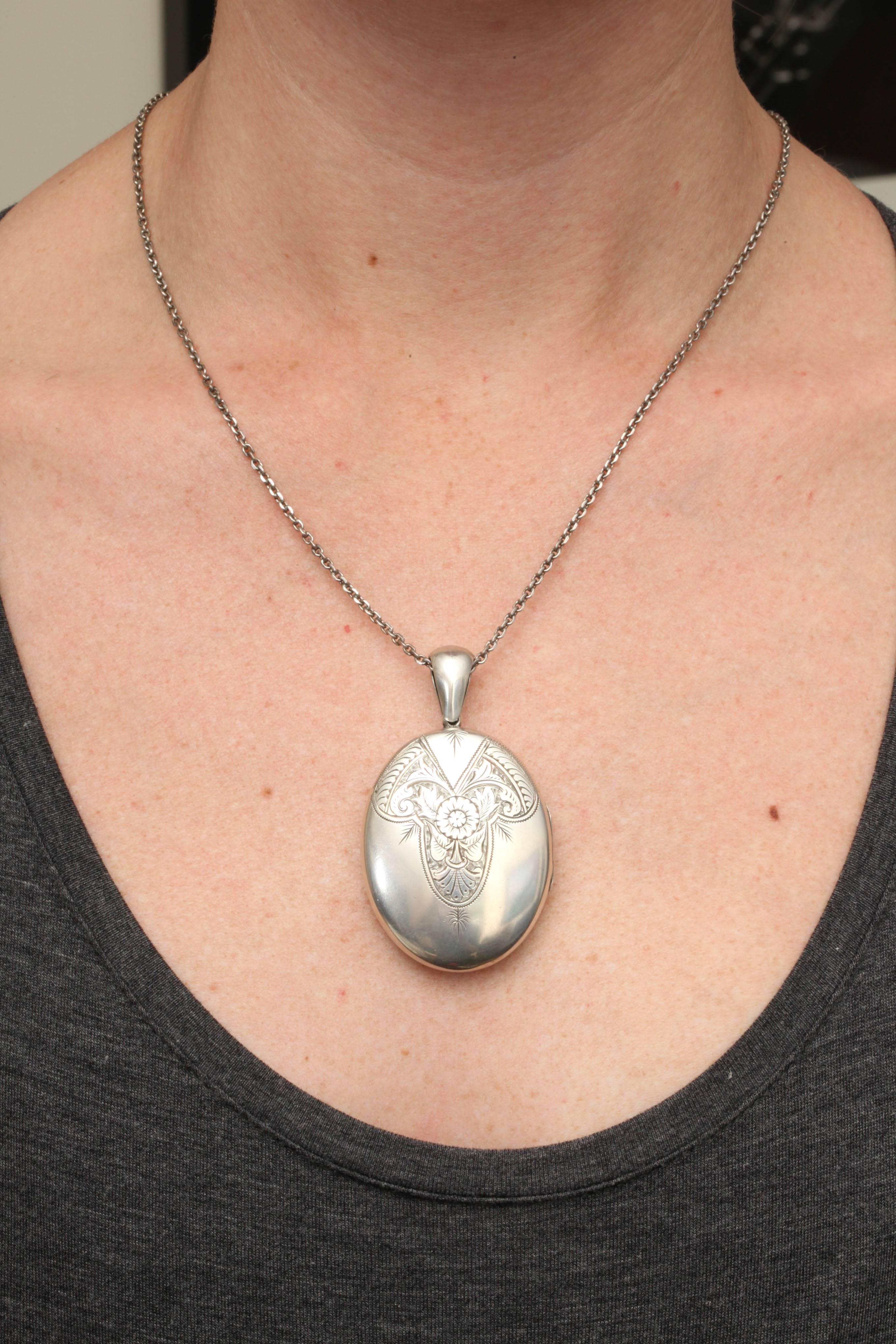 Un élégant médaillon victorien à fleurs en argent sterling 1