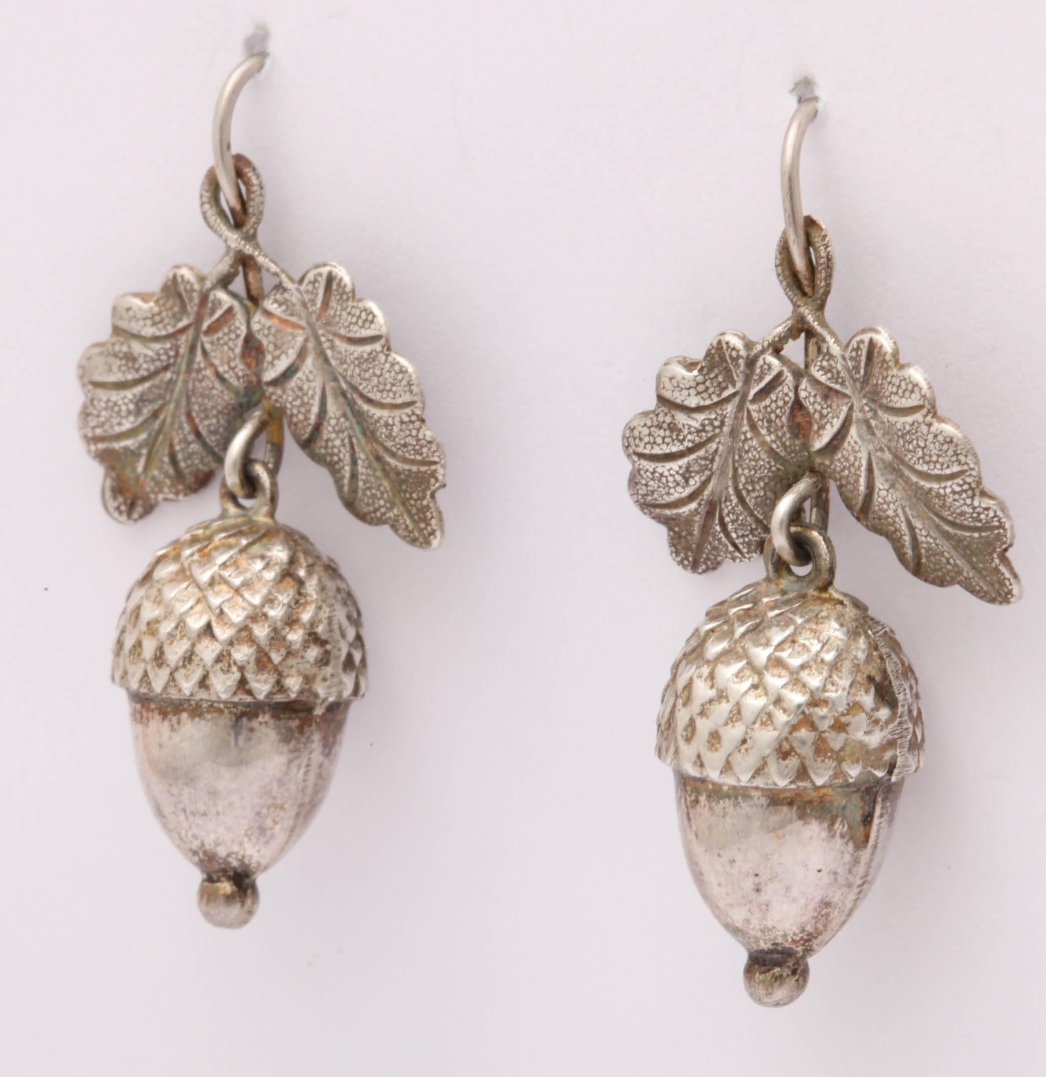 Acorn earrings are highly desired for their lightness of wear and realistic engraving. They carry the message of life and fertility. This pair measure 1 1/4
inches in length and are in excellent condition. Origin likely England. c.1860-1870. Hurry