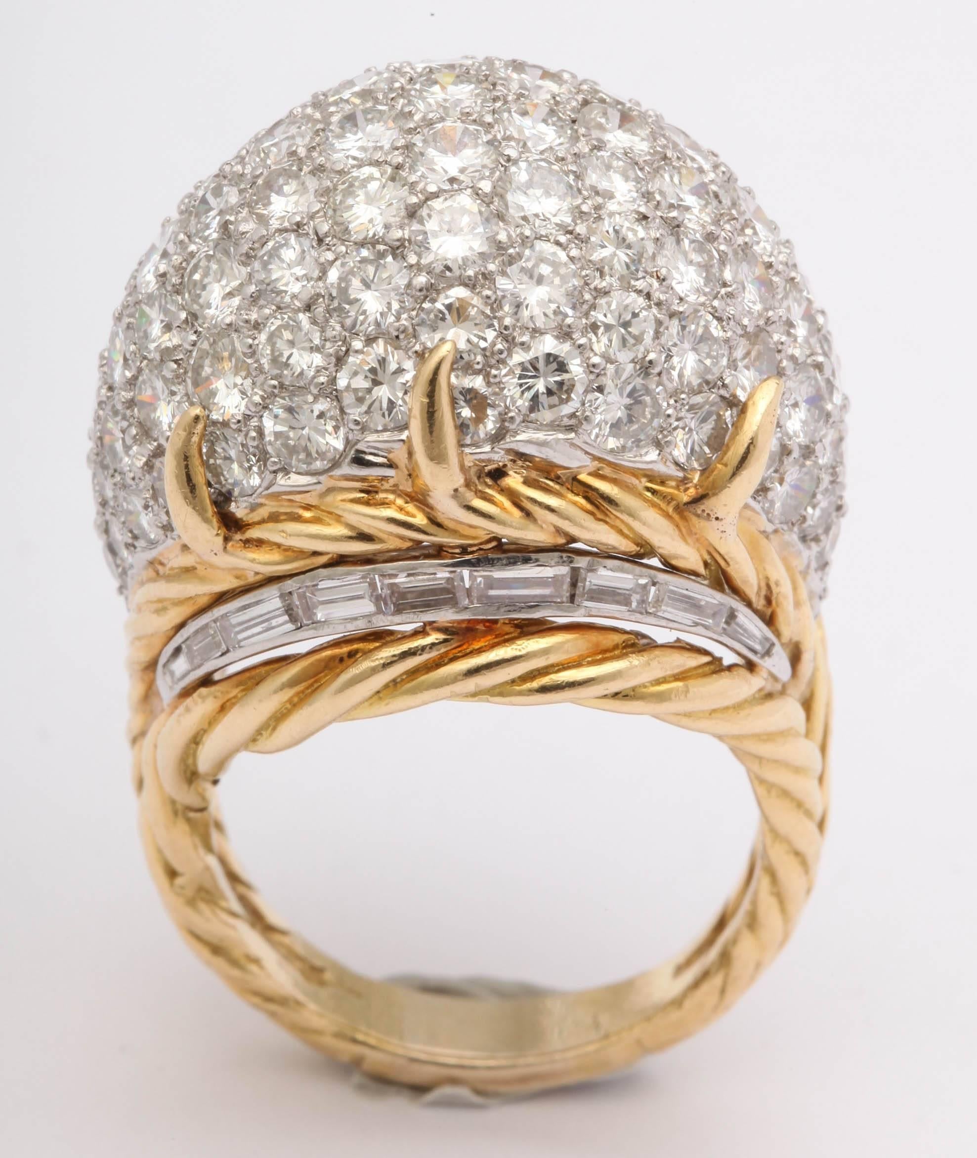 Bague en forme de dôme - sertie de diamants blancs pleine taille et de baguettes de diamant.  Montage français de haut style - plus de 12cts de  des diamants super blancs et propres, taillés en plein. 