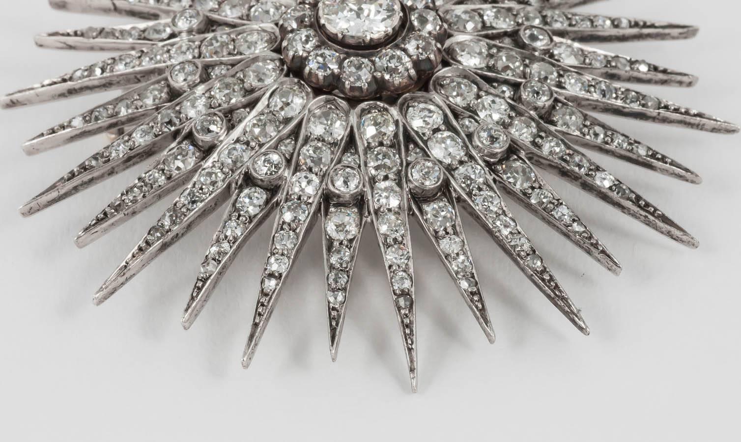 Diamond sunburst brooch pendant In Excellent Condition For Sale In London, GB