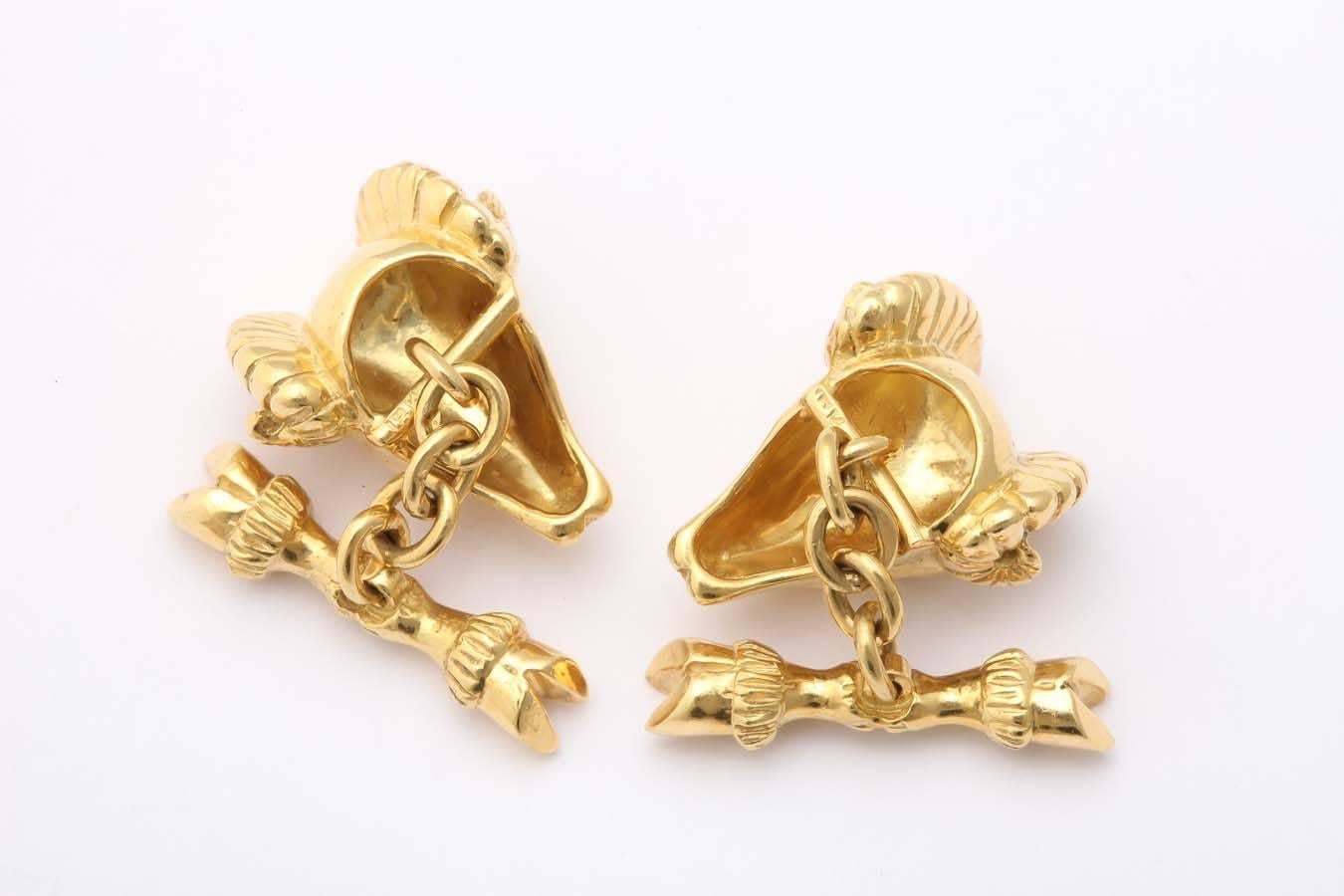 Pair of 18K Gold Ram's head cufflinks, 1970s In Excellent Condition For Sale In New York, NY