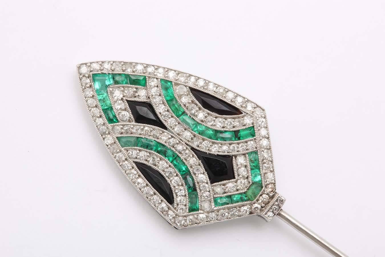 Of geometric design set with single-cut diamonds, french-cut emeralds and carved onyx.