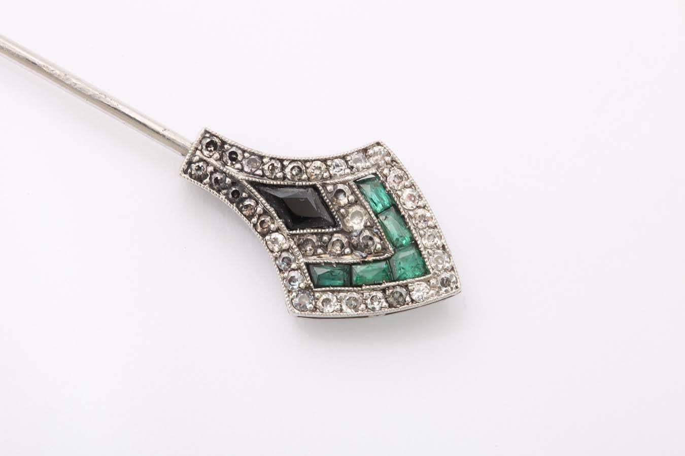 Art Deco Emerald Diamond Platinum Jabot Pin In Good Condition For Sale In New York, NY