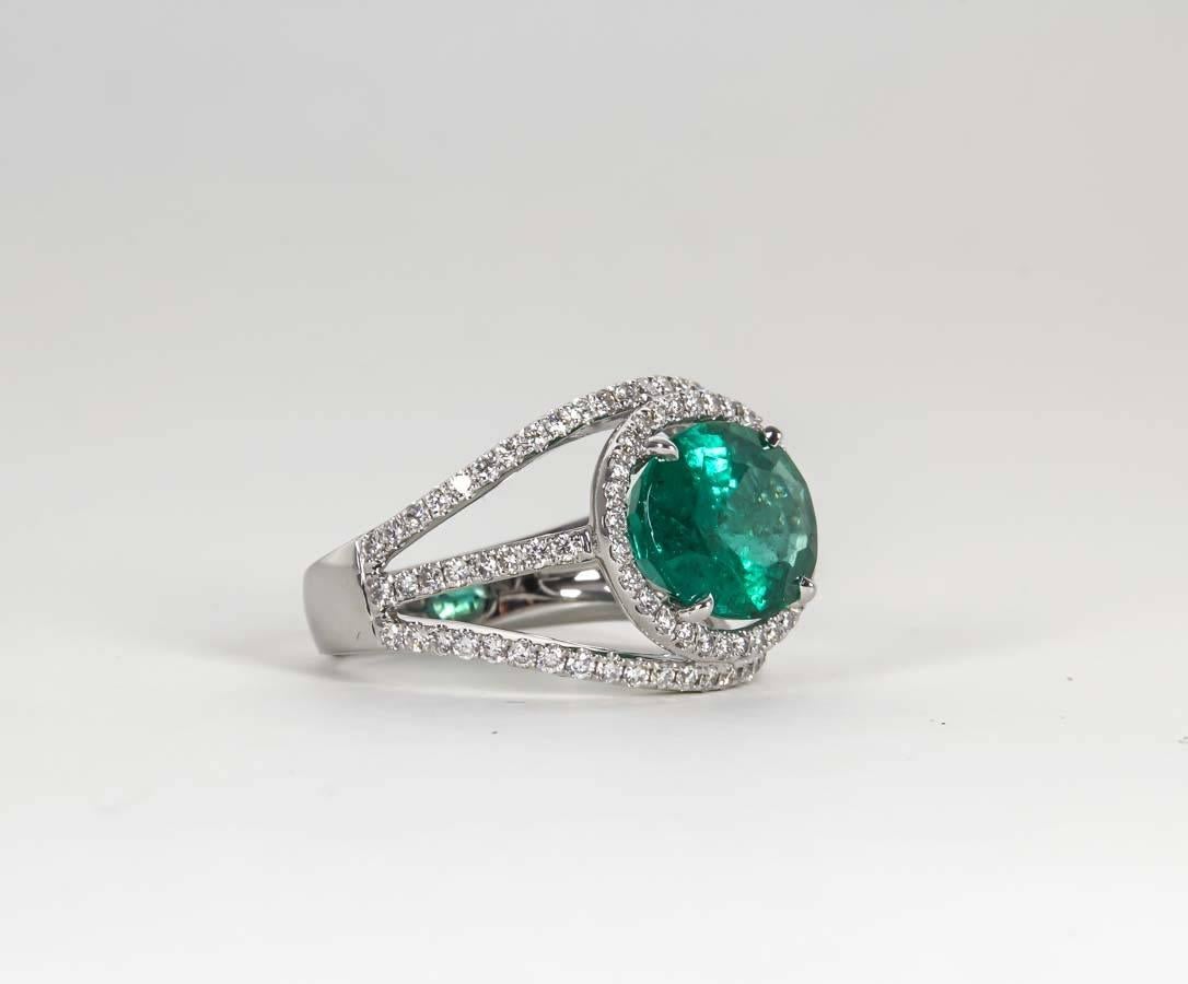Contemporary Green Emerald Diamond Gold Ring In Excellent Condition In New York, NY