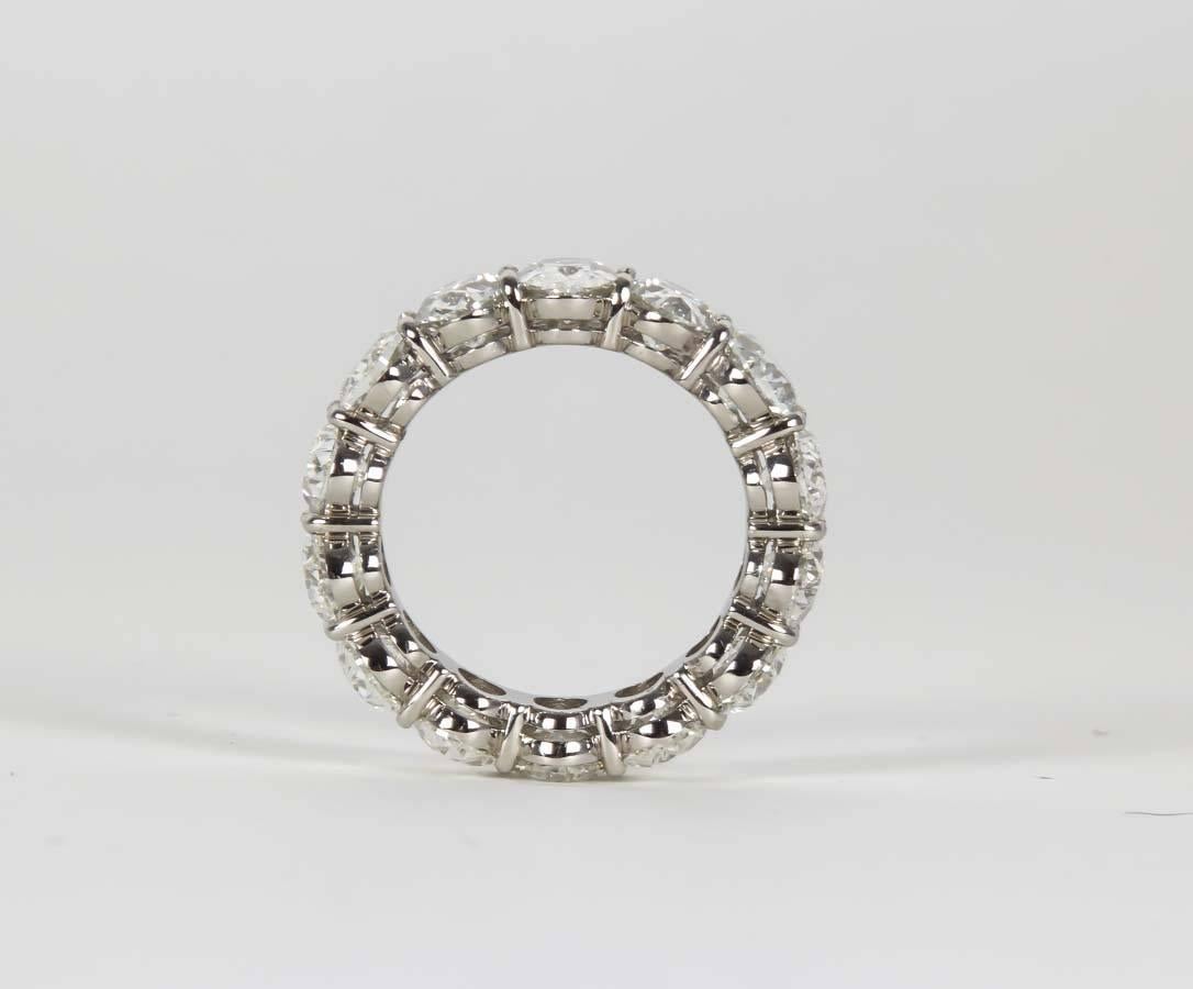 11 Karat Ovaler Diamant Platin Ewigkeitsring (Ovalschliff) im Angebot