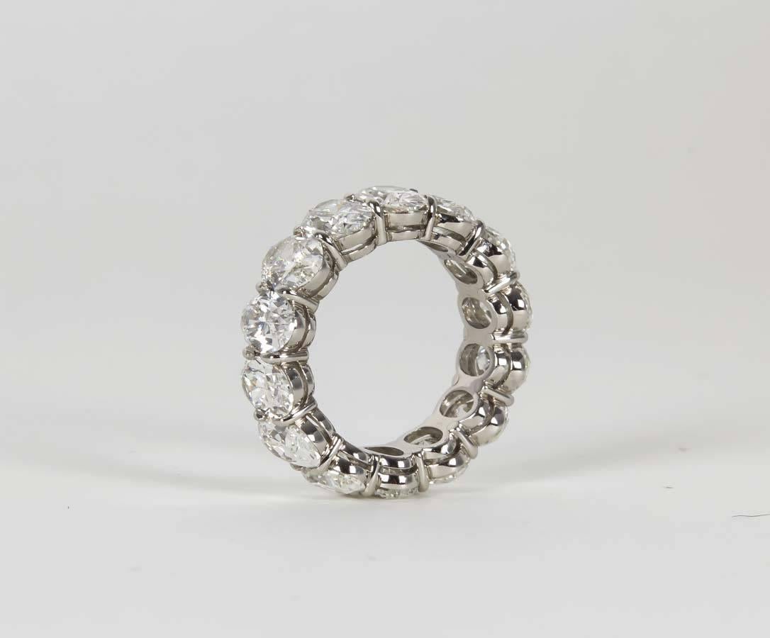 11 Karat Ovaler Diamant Platin Ewigkeitsring im Zustand „Neu“ im Angebot in New York, NY