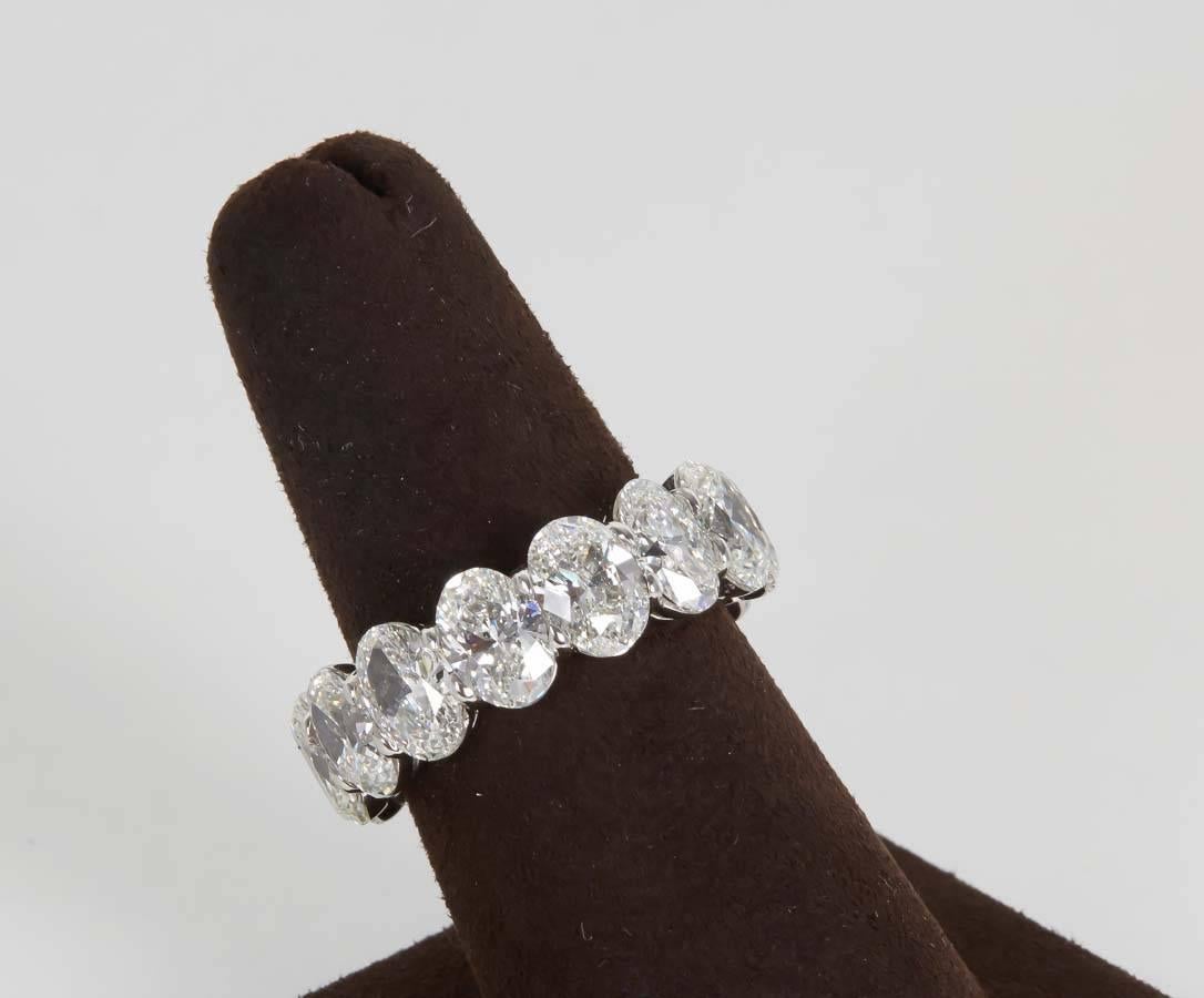 11 Karat Ovaler Diamant Platin Ewigkeitsring Damen im Angebot
