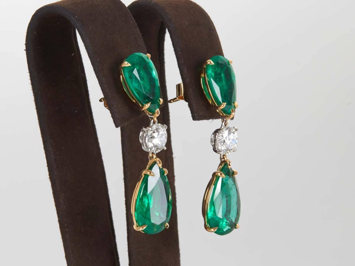 

A beautiful pair of handmade Green Emerald and Diamond drop earrings. 

4 pear shape Green Emeralds with fine color and brilliance weigh 13.22.

2 round brilliant cut white diamonds weigh 1.67 cts.

18k yellow and white gold. 
