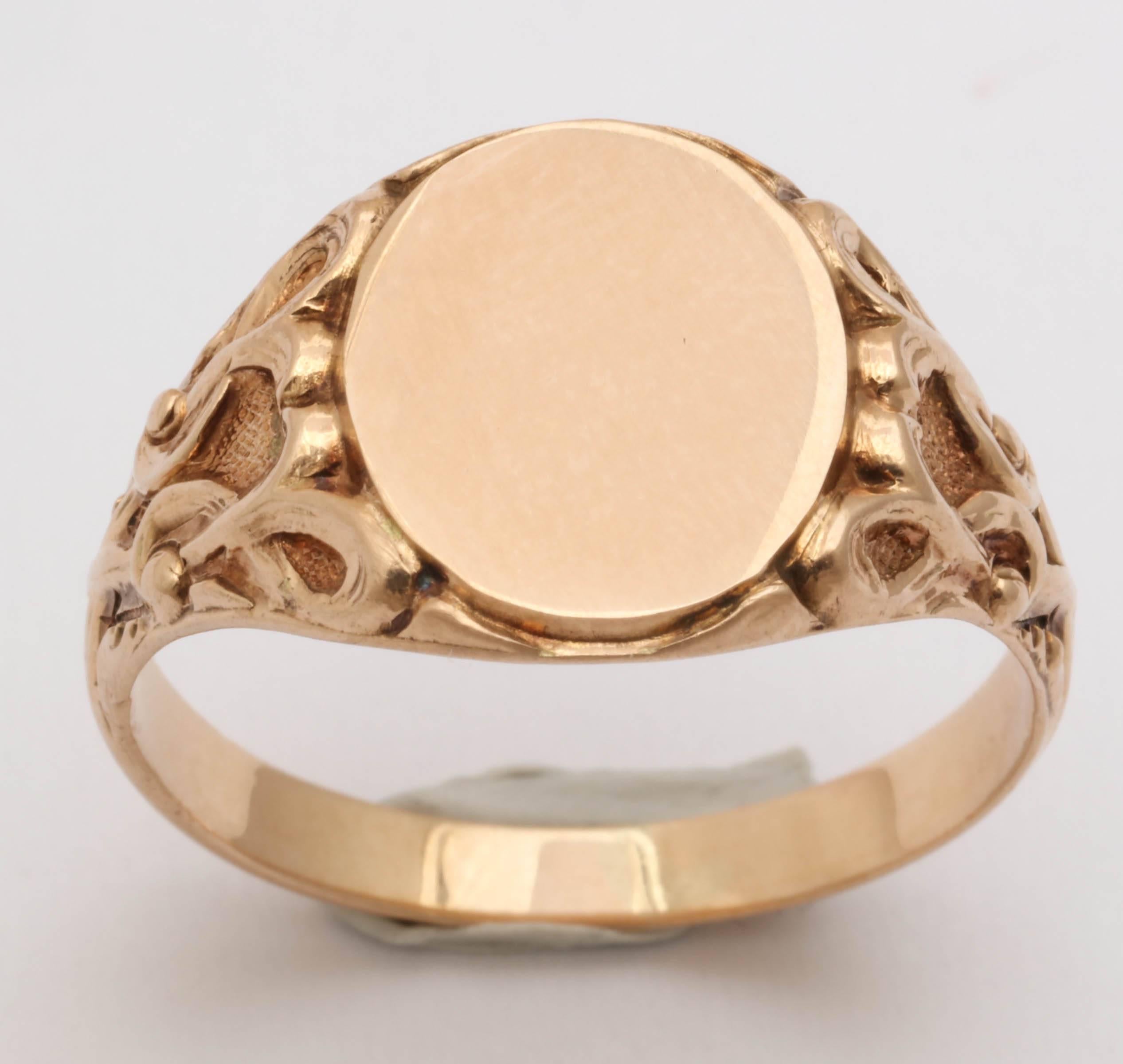 14K gold signet ring with engraved knotwork design on shoulders. Hallmarked 