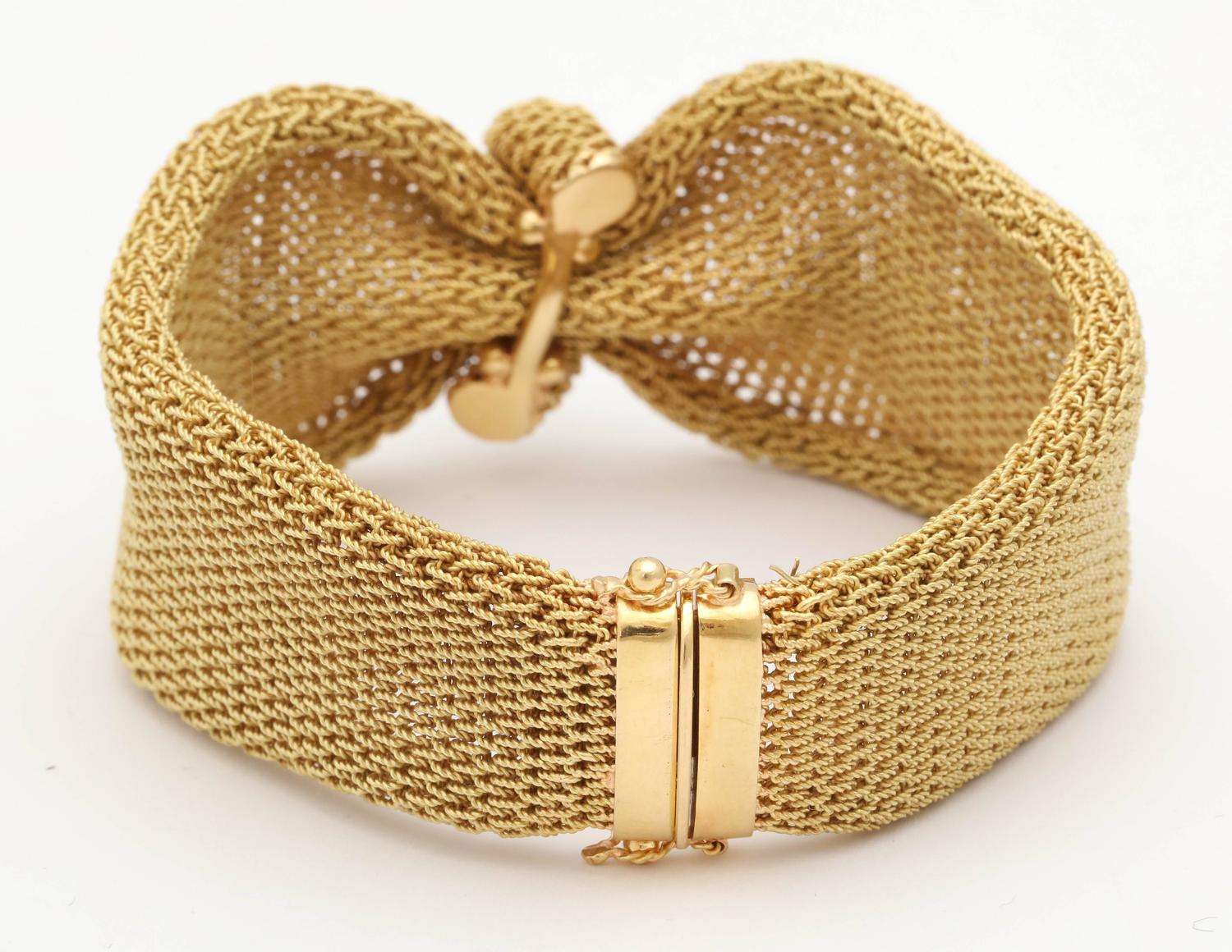 1960s Italian Hand Woven Gold Mesh Flexible Bow Motif Bracelet For Sale
