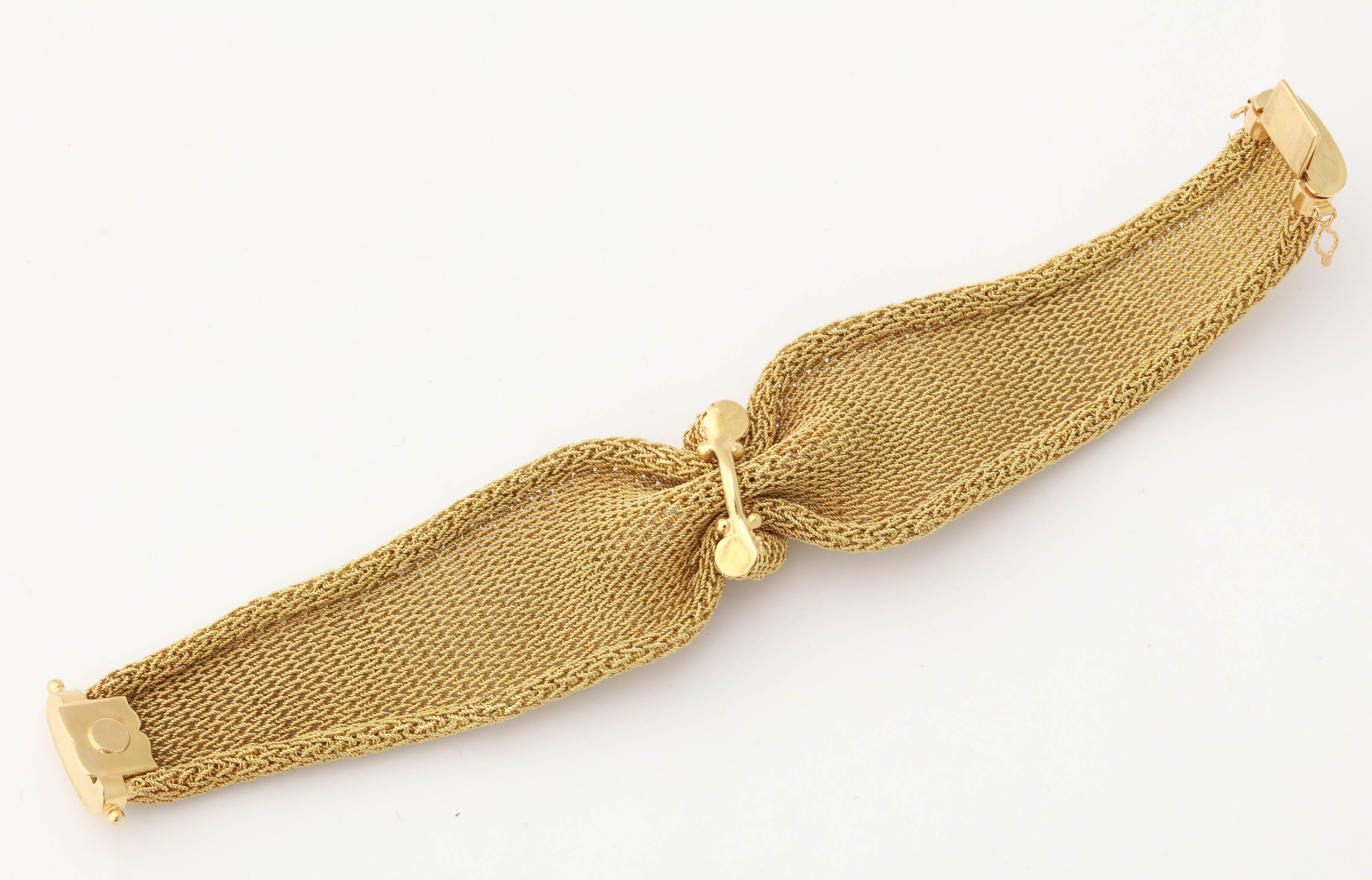 1960s Italian Hand Woven Gold Mesh Flexible Bow Motif Bracelet In Excellent Condition In New York, NY