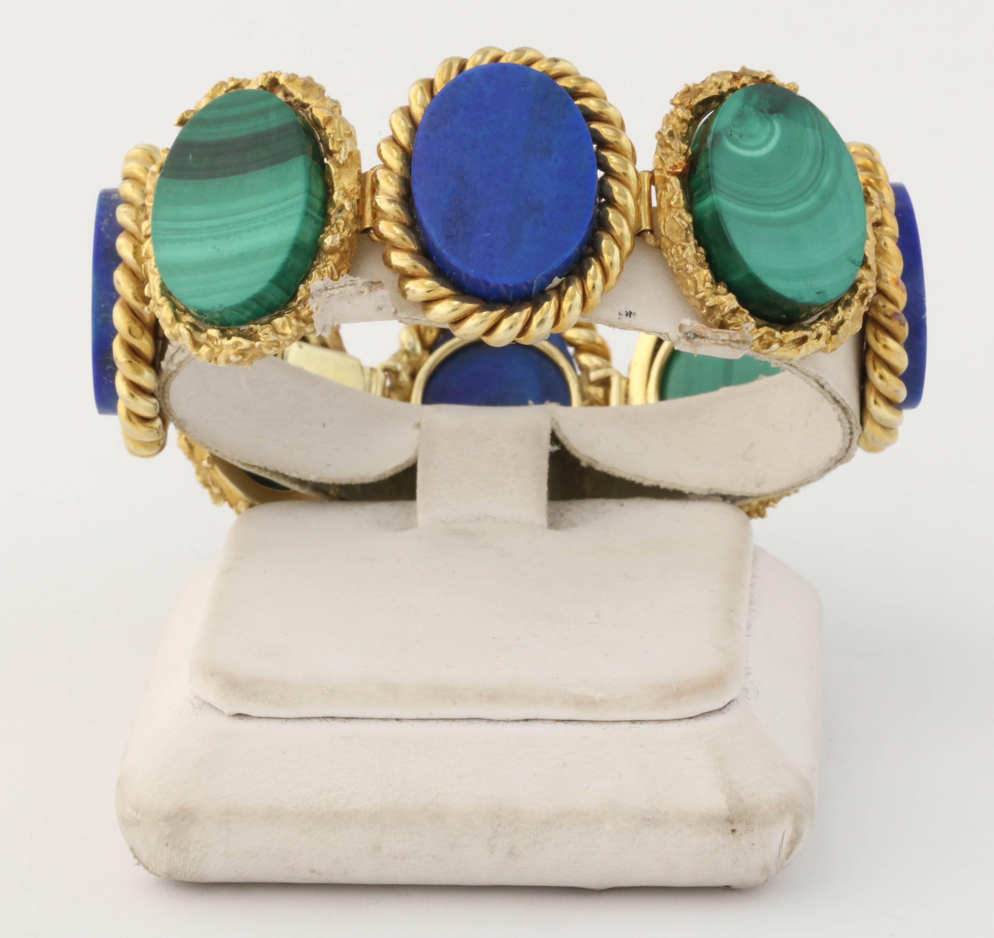 1960s High Quality Oval Cut Lapis Lazuli And Malachite Flexible Link Bracelet In Excellent Condition For Sale In New York, NY