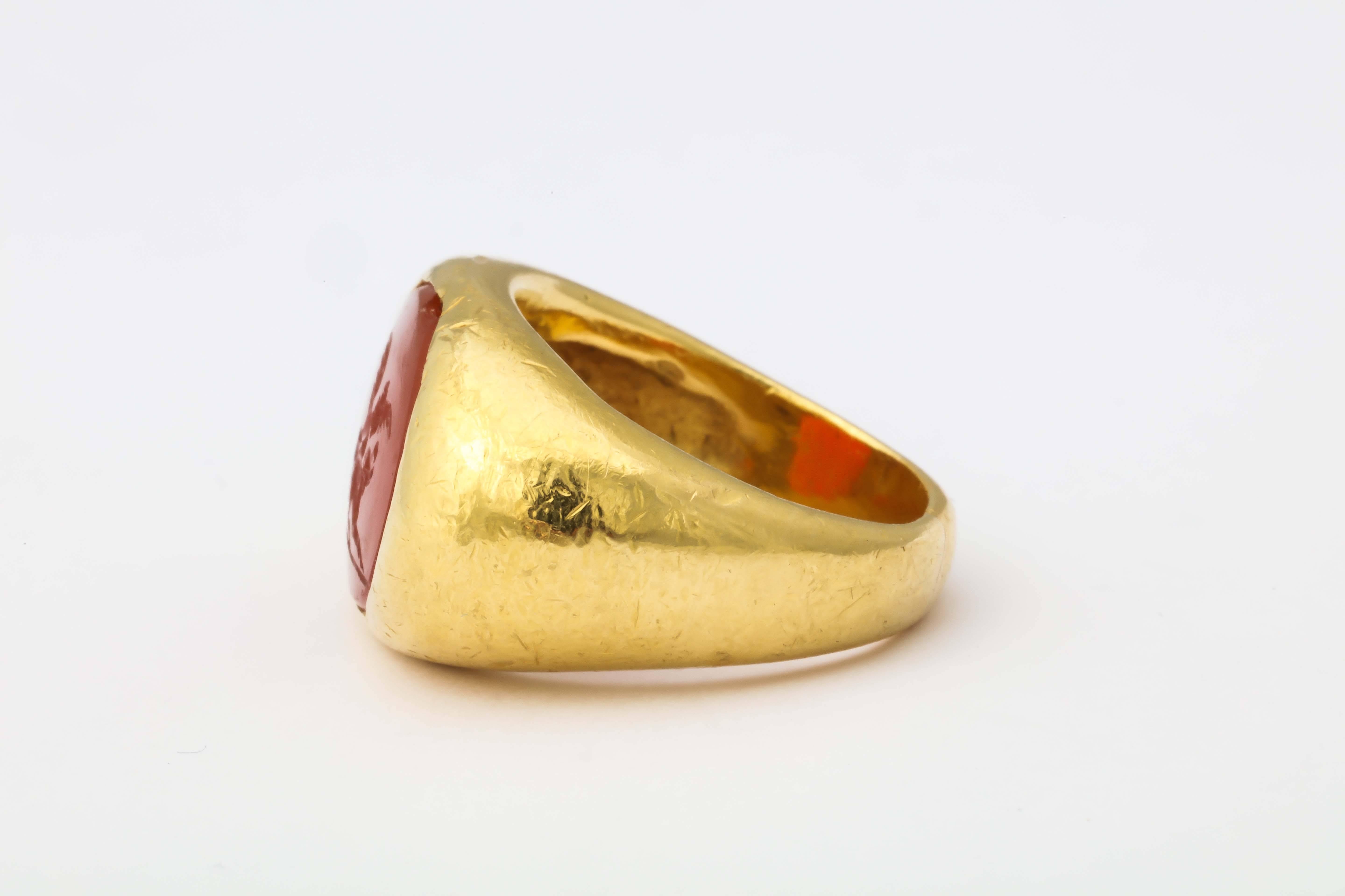 Zentrum Karneol Intaglio Gold Ring im Zustand „Gut“ in New York, NY